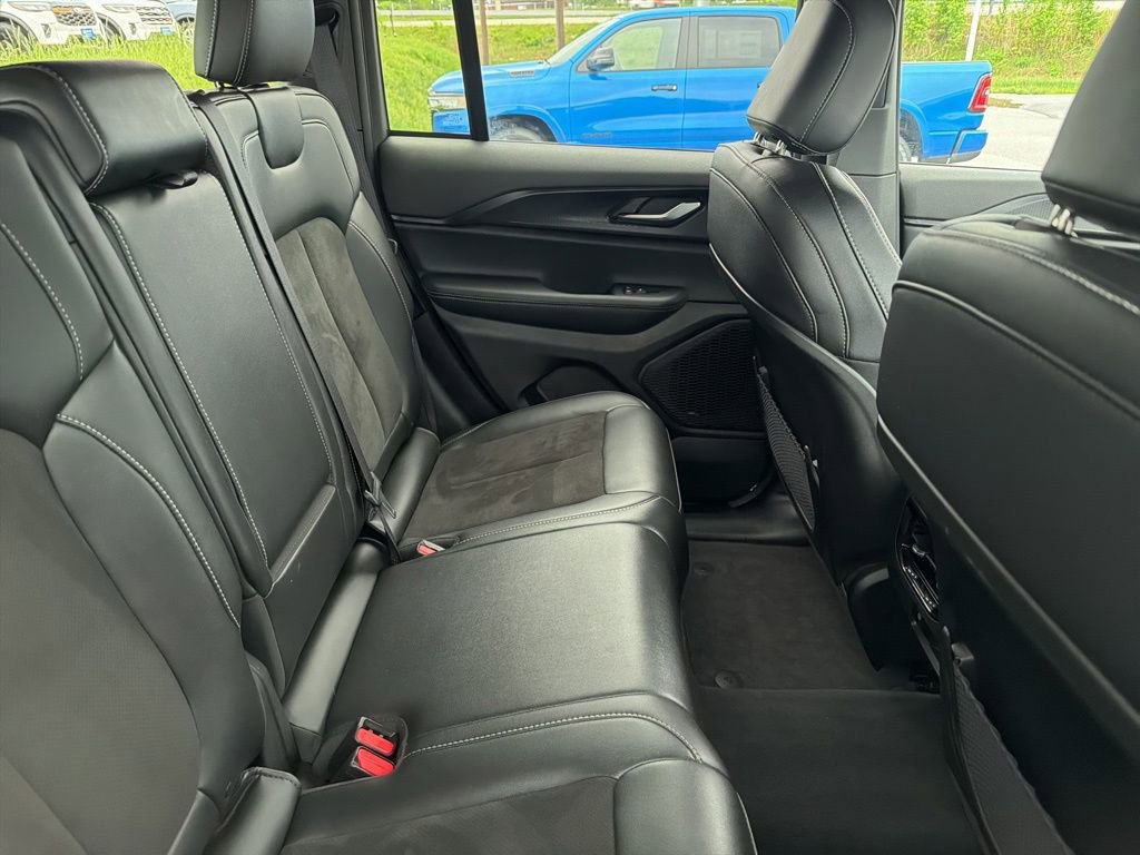 Used 2025 Jeep Grand Cherokee Altitude image 5