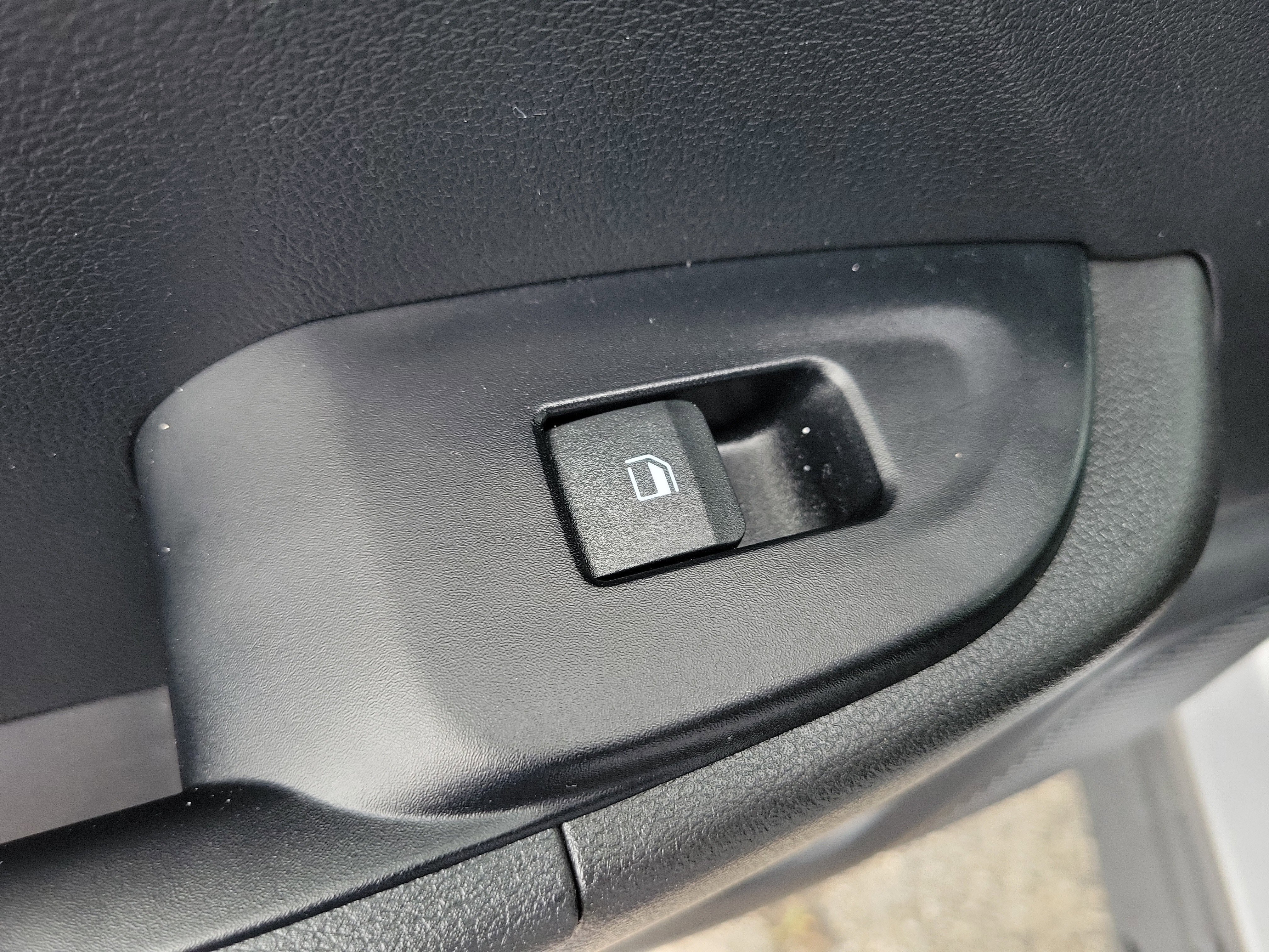 Used 2025 Hyundai Venue SEL FWD image 14