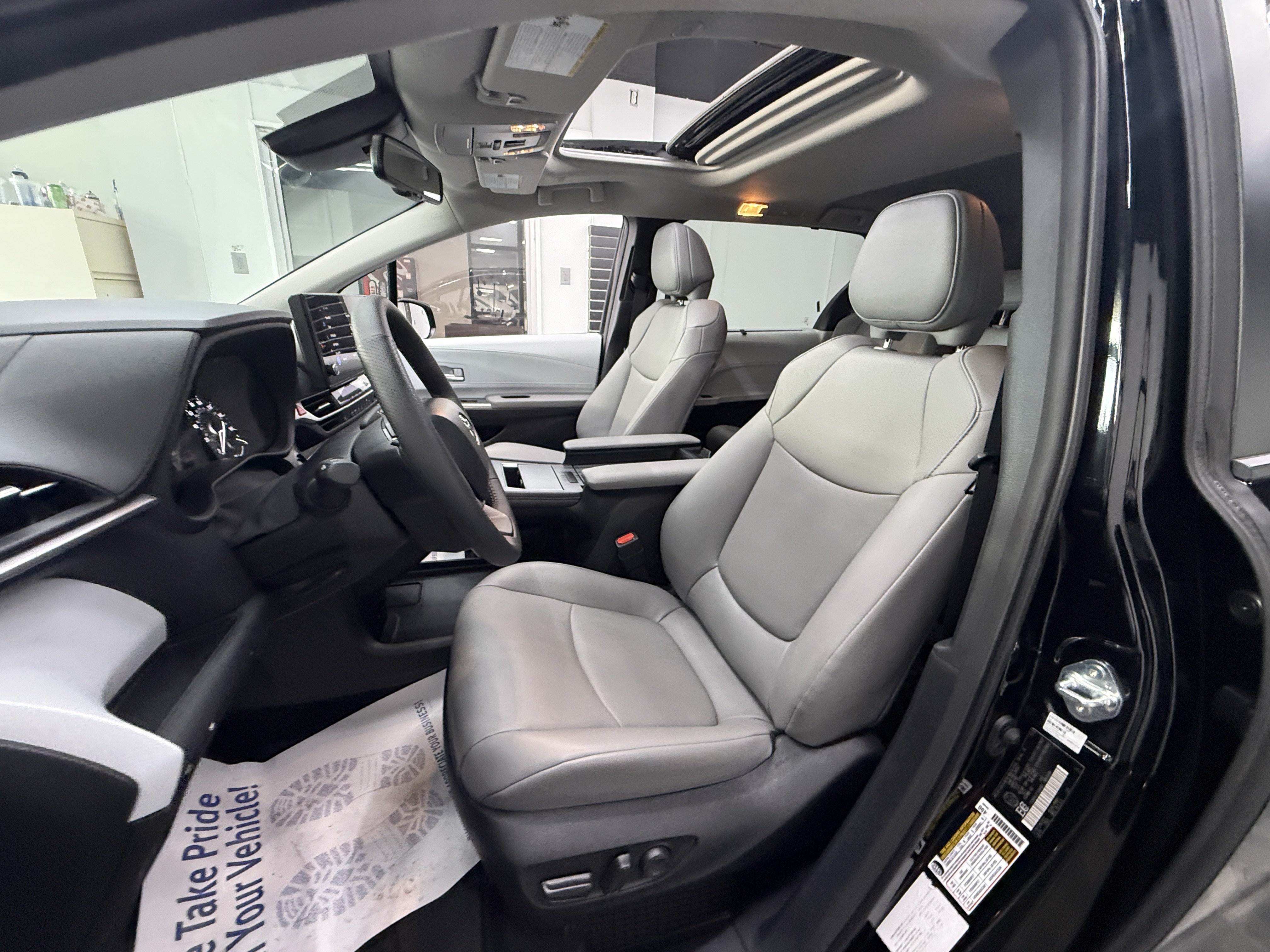 Used 2026 Toyota Sienna XLE FWD image 10