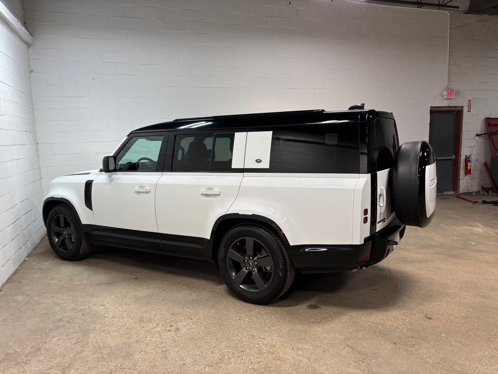 Used 2023 Land Rover Defender 130 X-Dynamic SE AWD/4WD image 10
