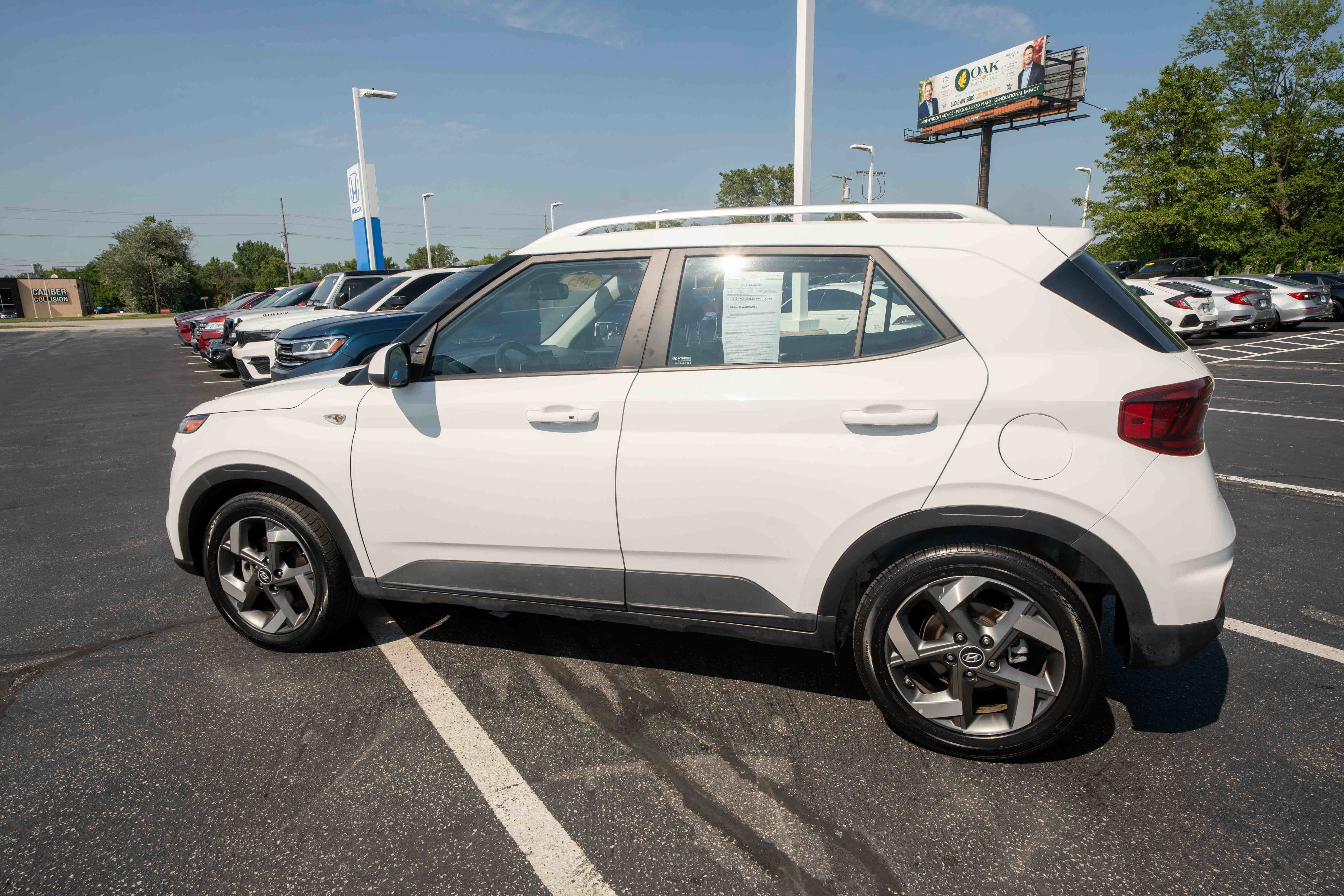 Used 2025 Hyundai Venue SEL FWD image 4