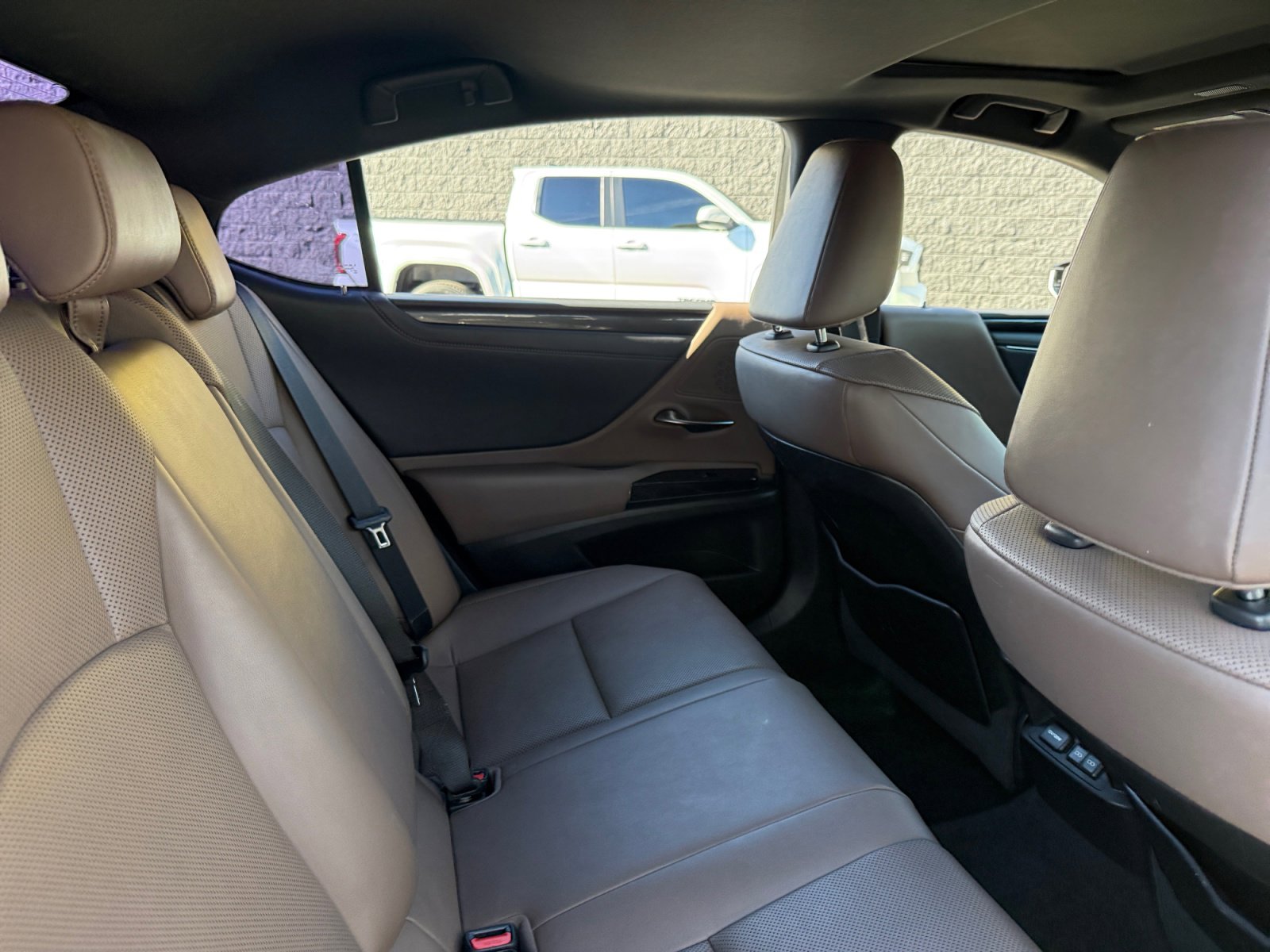 Used 2022 Lexus ES 300h w/ Accessory Package image 17