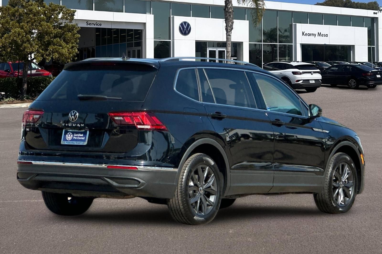 Used 2023 Volkswagen Tiguan SE w/ Panoramic Sunroof Package image 4