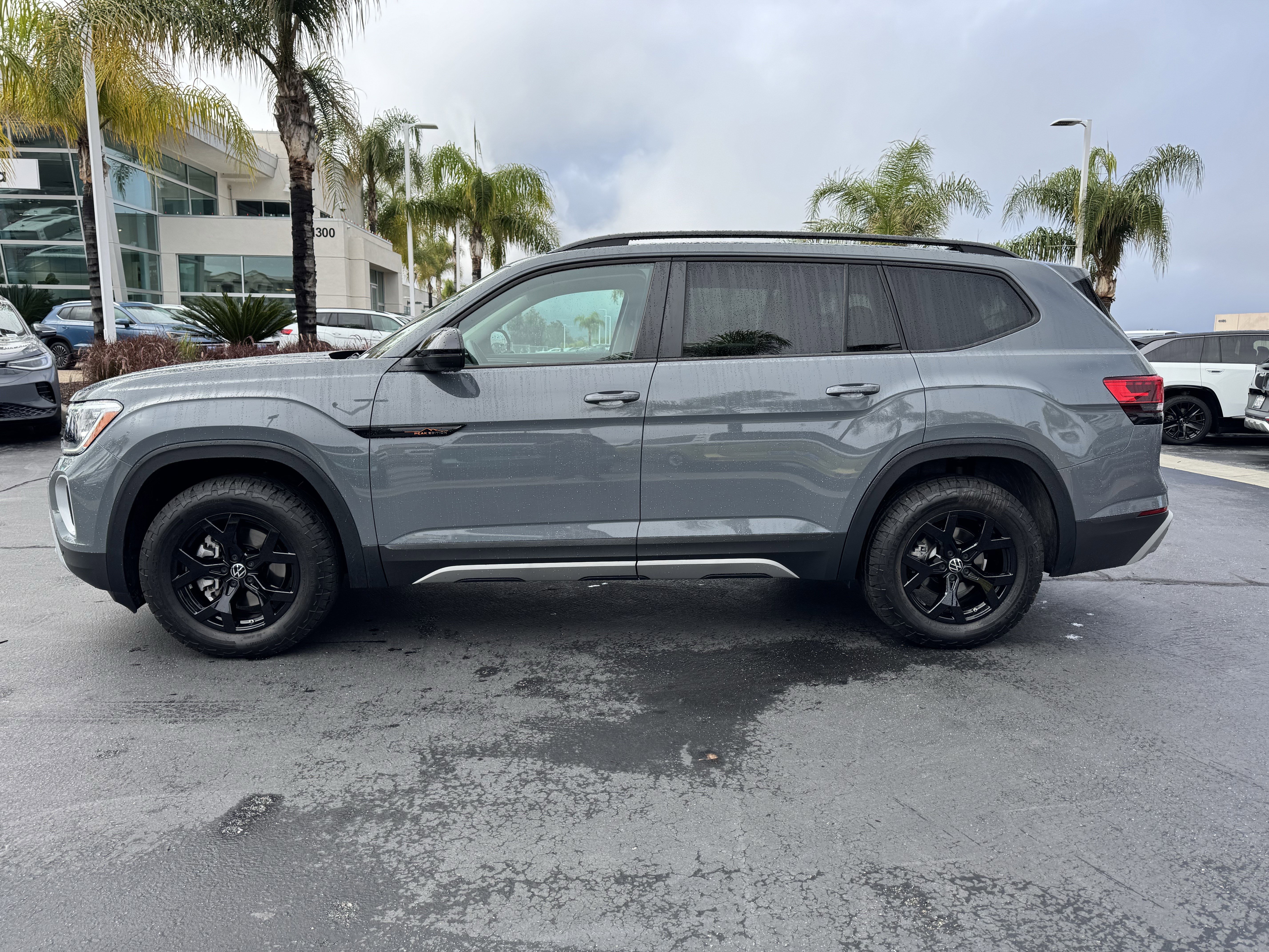 Used 2025 Volkswagen Atlas Peak Edition SE image 7