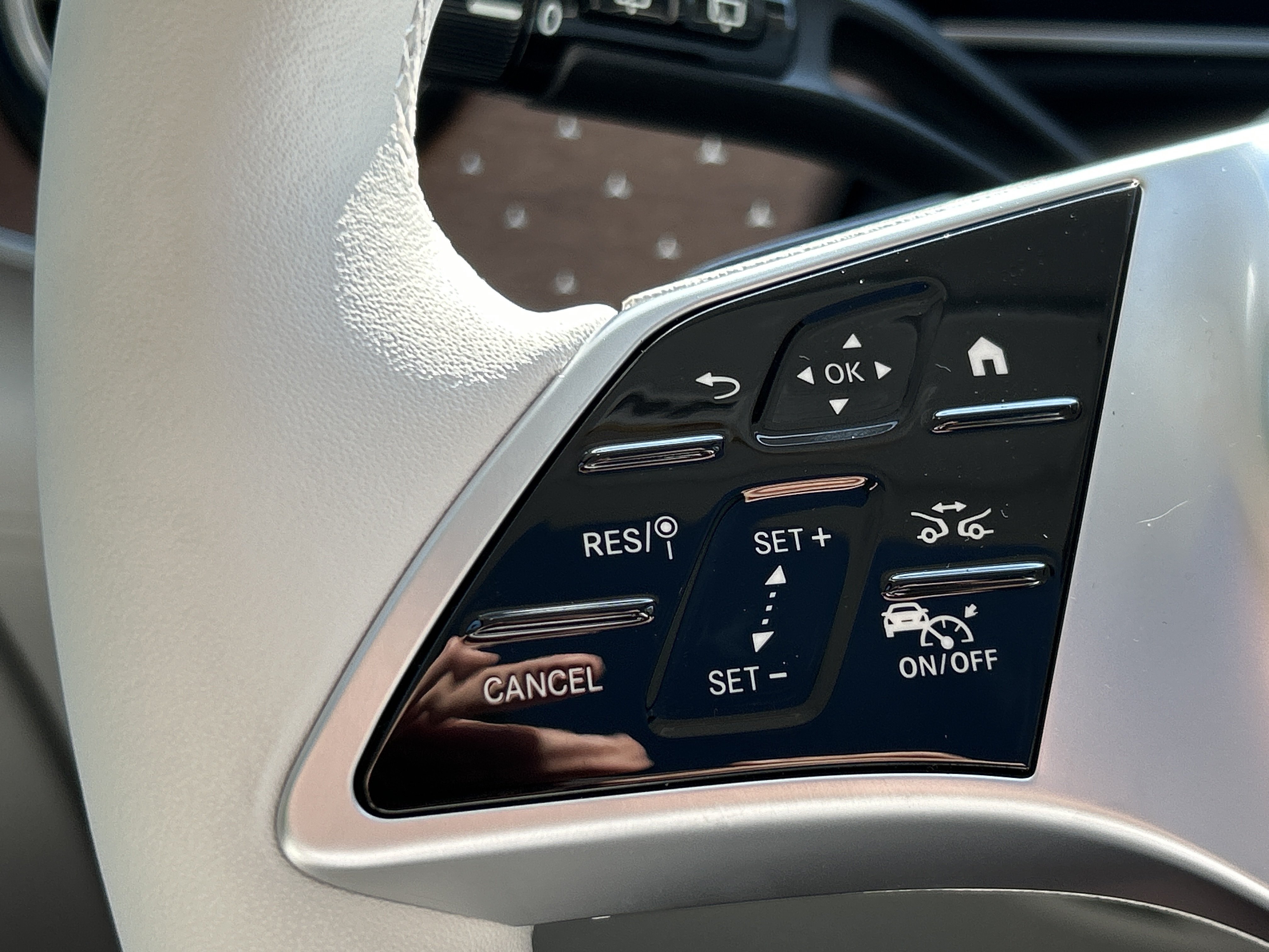 New 2026 Mercedes-Benz EQE 320 4MATIC SUV image 24