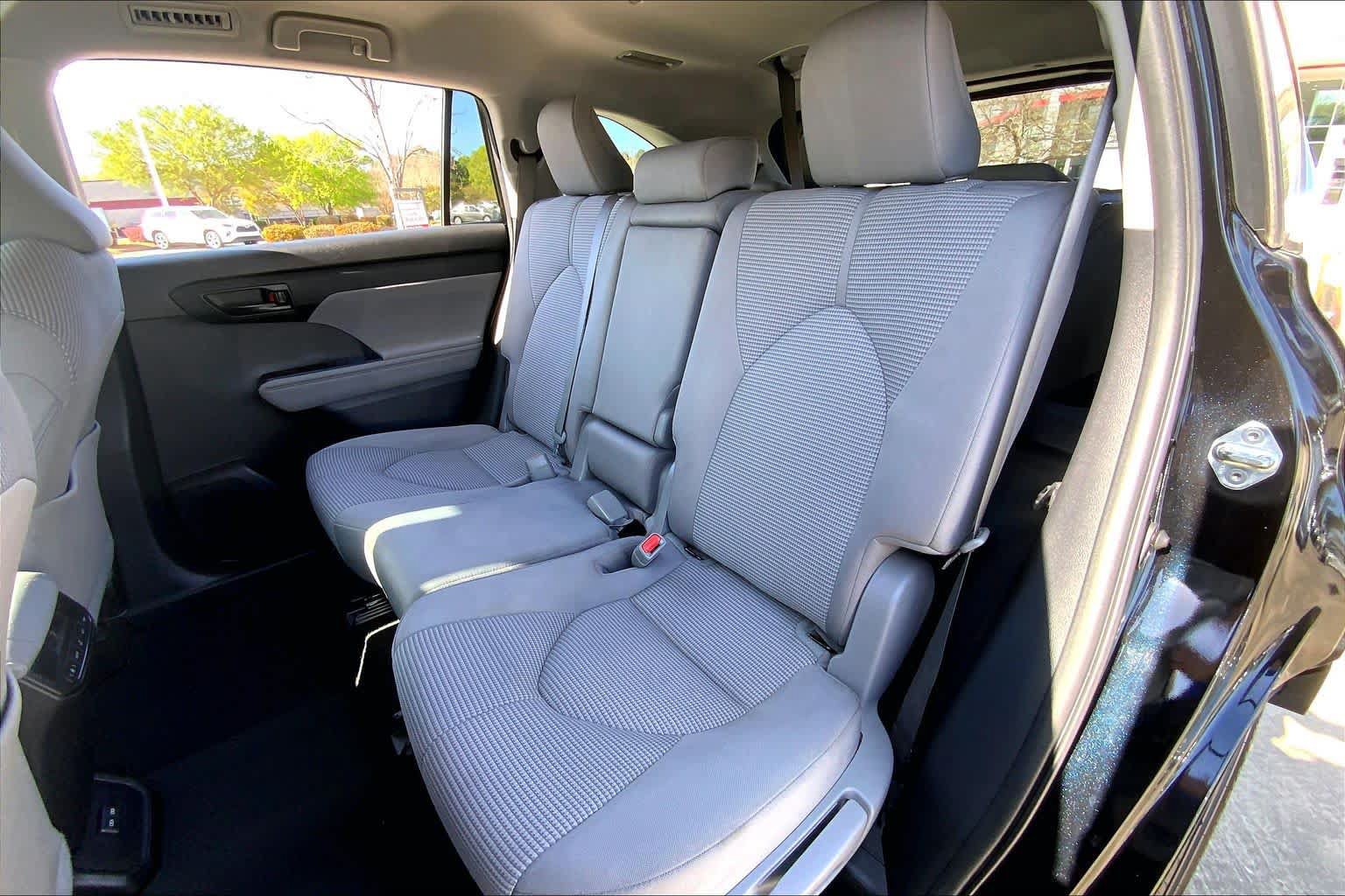 Used 2023 Toyota Highlander LE AWD/4WD image 35