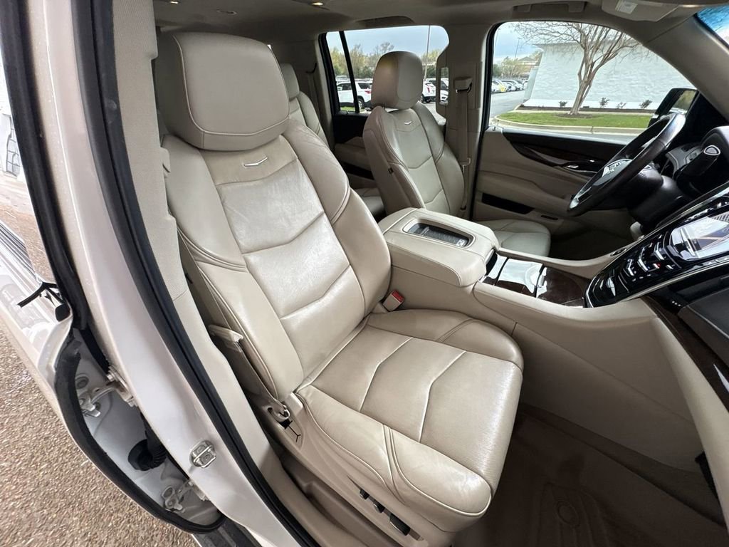 Used 2017 Cadillac Escalade ESV Luxury image 29