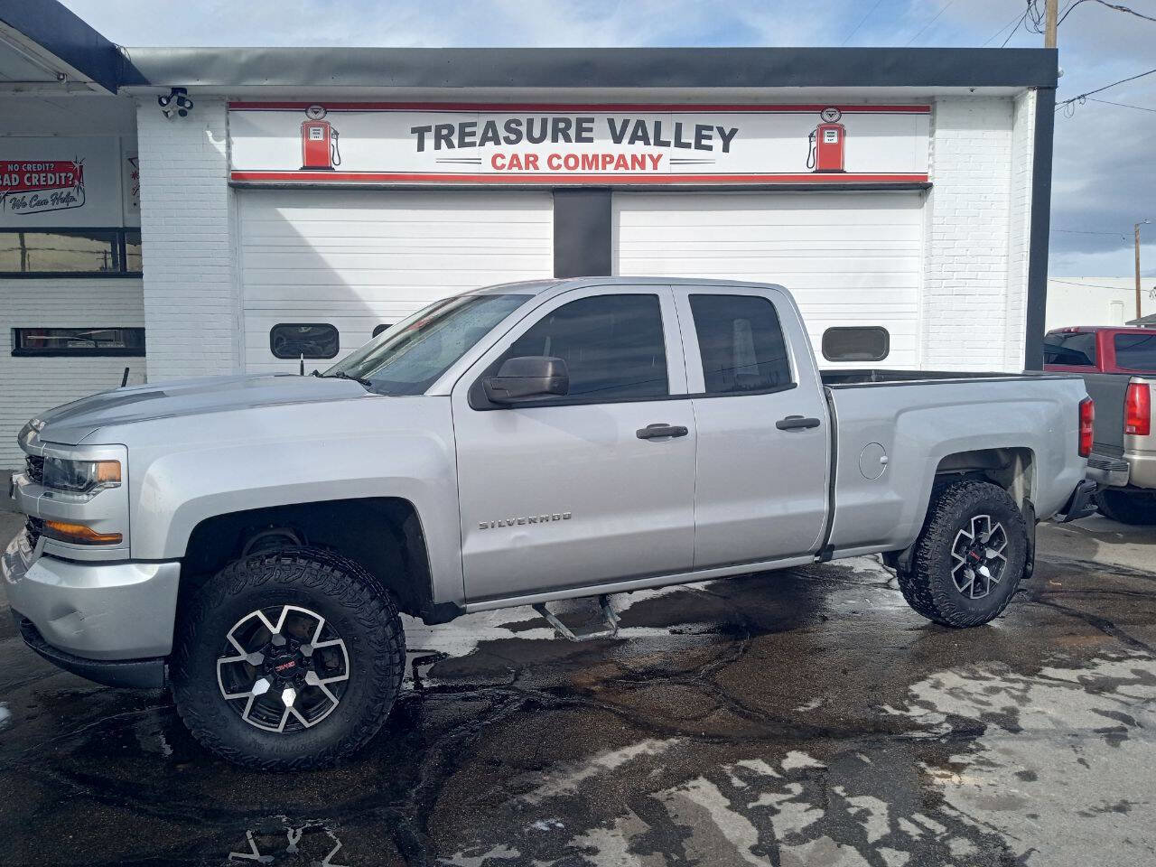 Used 2016 Chevrolet Silverado 1500 Custom w/ Custom Convenience Package AWD/4WD image 2