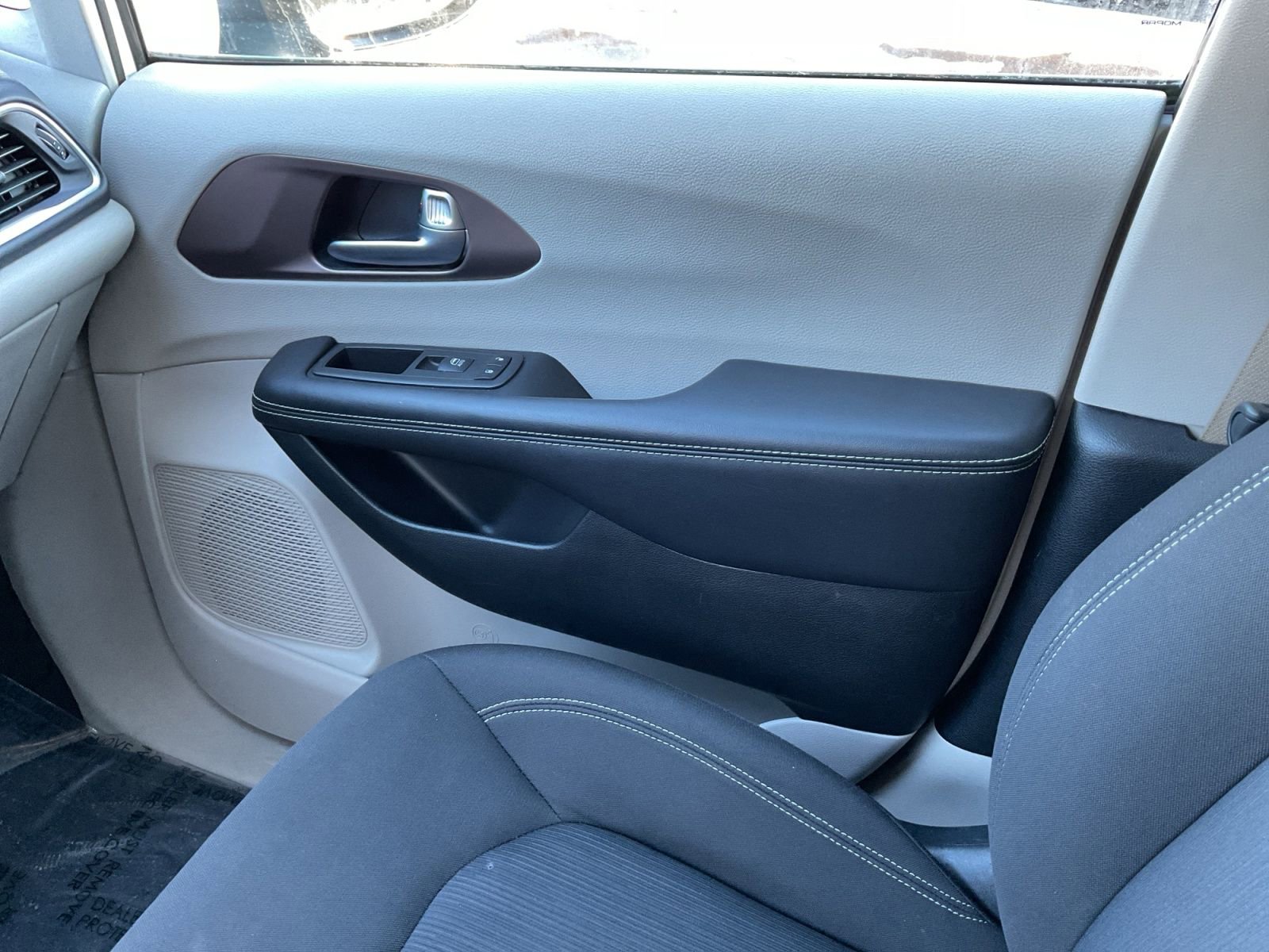 Used 2023 Chrysler Voyager LX image 16