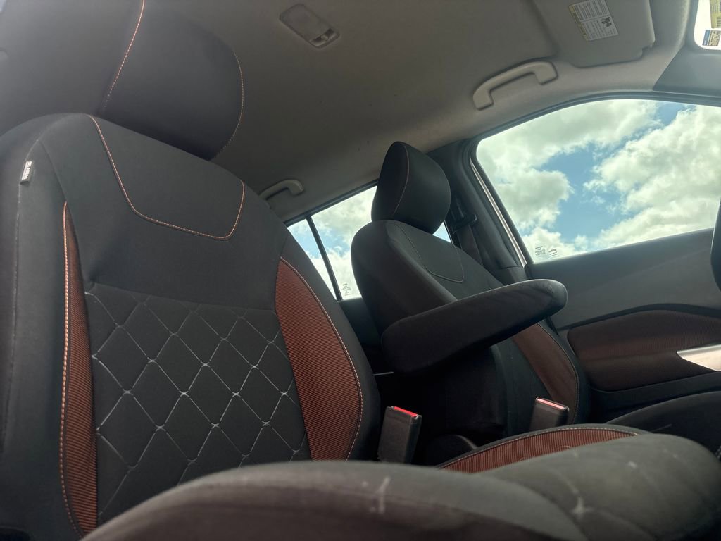 Used 2018 Nissan Kicks SR image 27