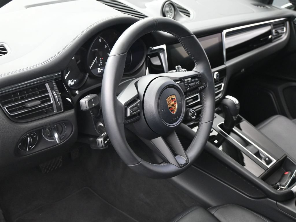 Certified 2026 Porsche Macan AWD/4WD image 5