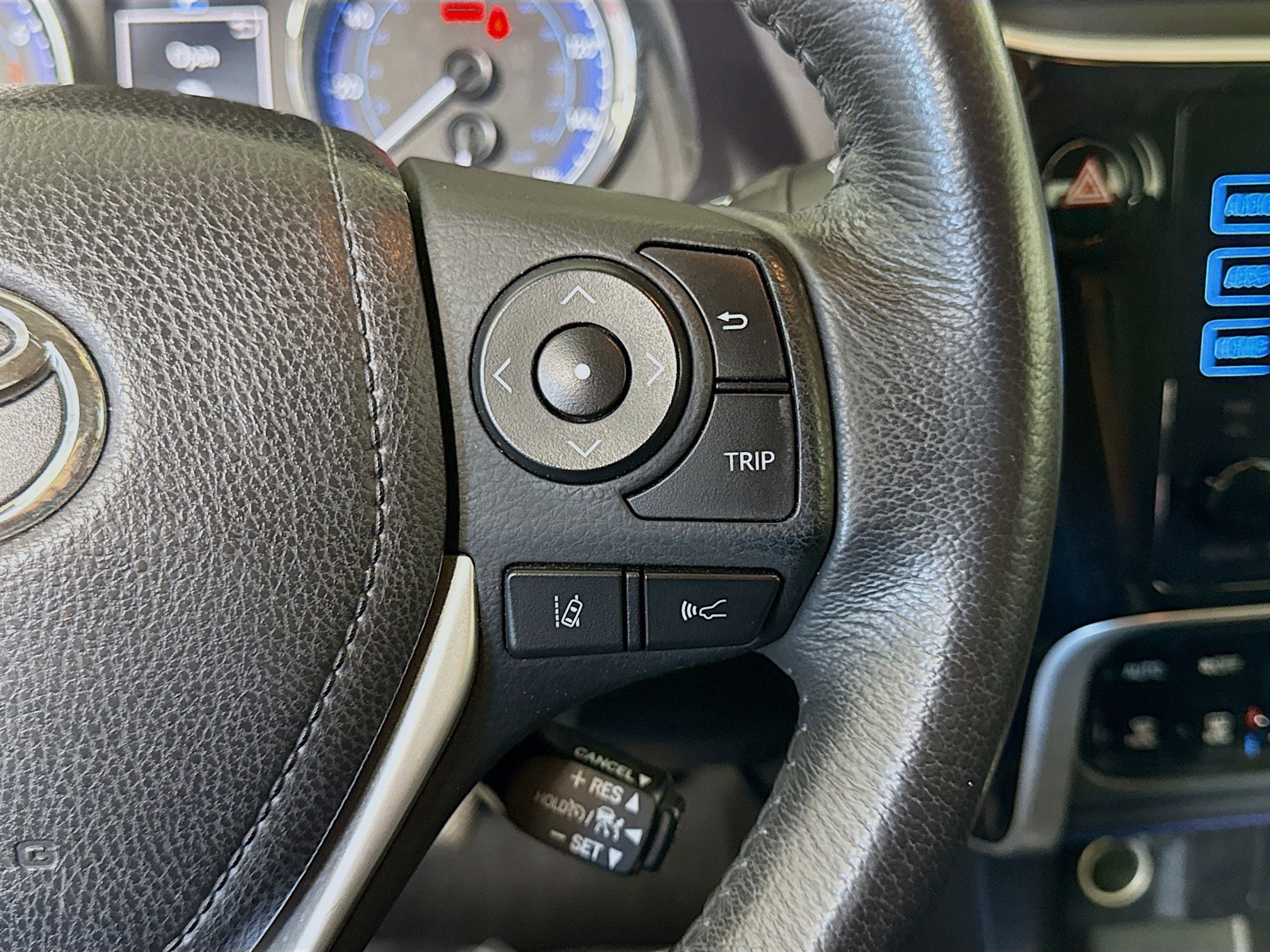 Used 2018 Toyota Corolla SE w/ SE Premium Package FWD image 15