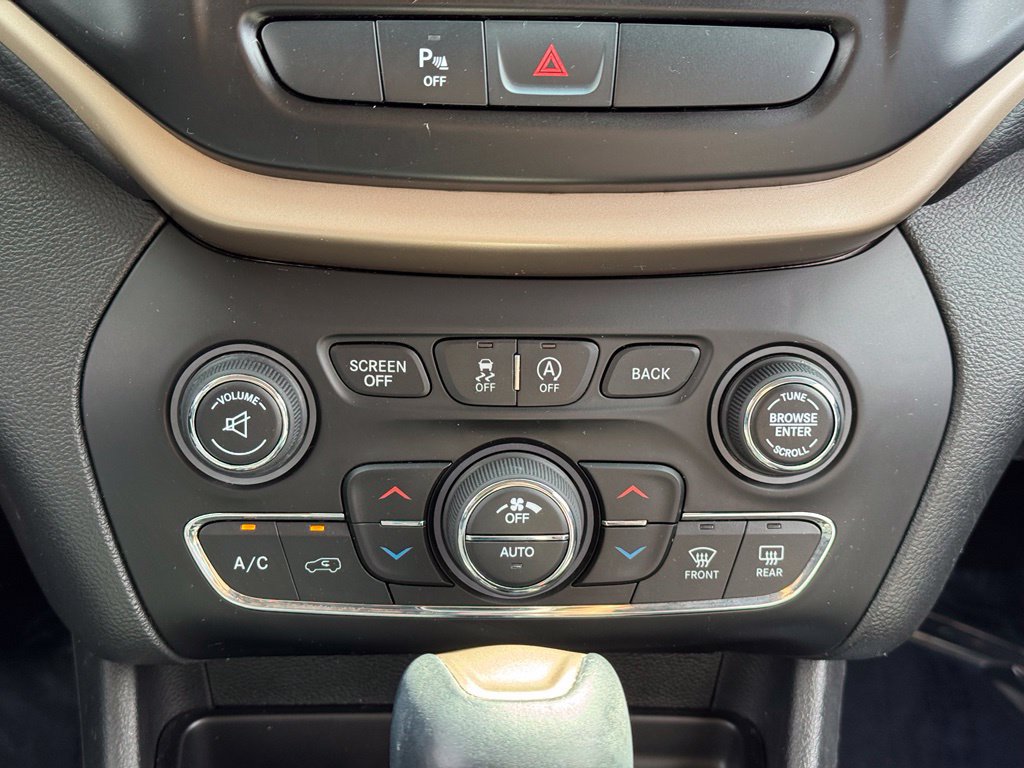 Used 2018 Jeep Cherokee Limited AWD/4WD image 14