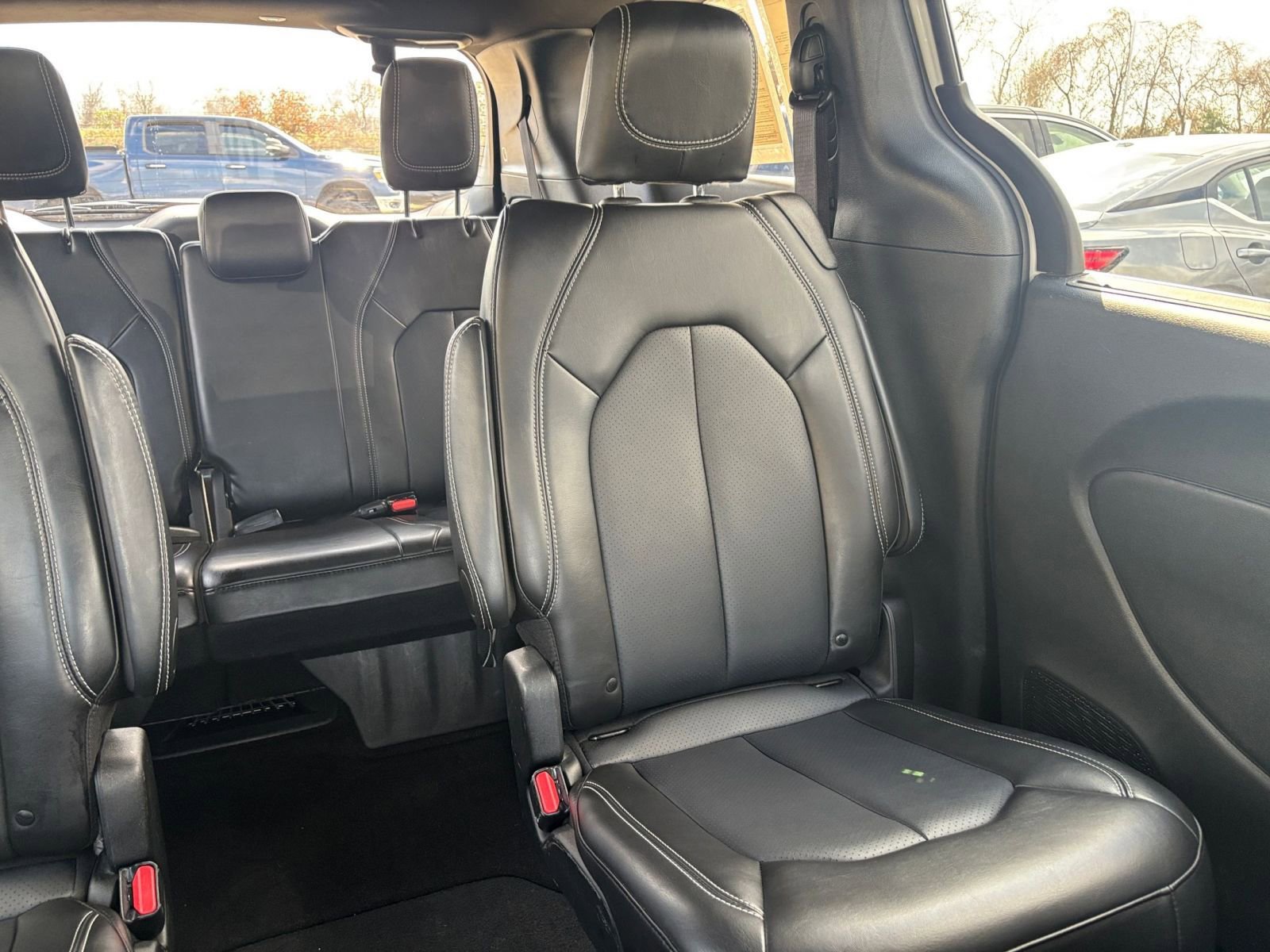 Used 2025 Chrysler Pacifica Select image 40