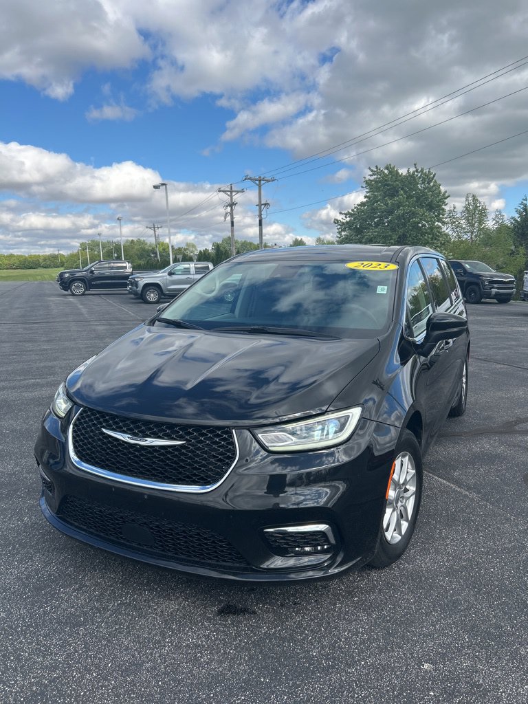Used 2023 Chrysler Pacifica Touring-L FWD image 4