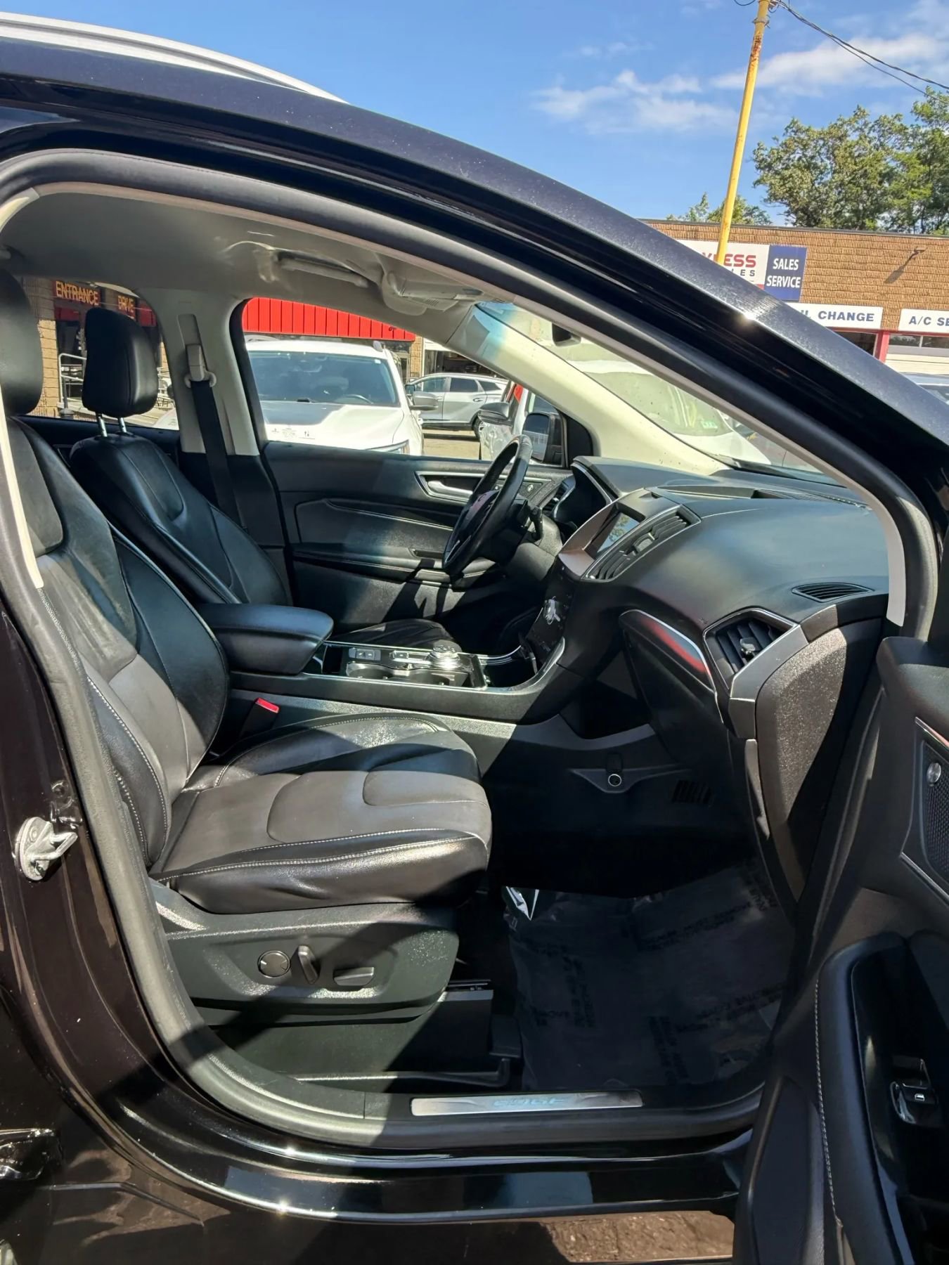 Used 2020 Ford Edge Titanium image 14