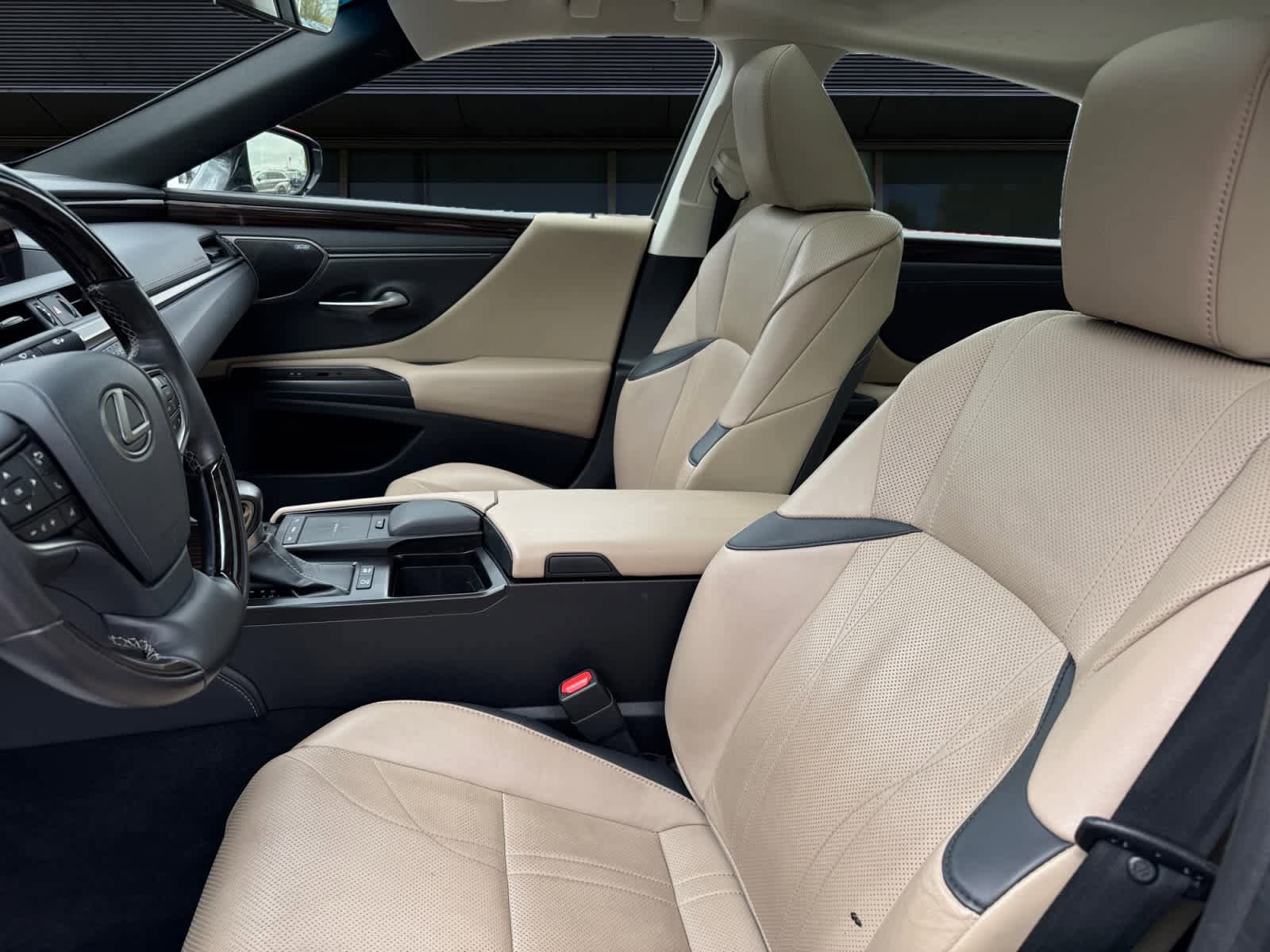 Used 2019 Lexus ES 300h FWD image 2