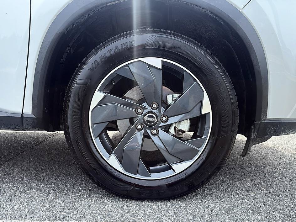 Certified 2025 Nissan Rogue SV AWD/4WD image 12