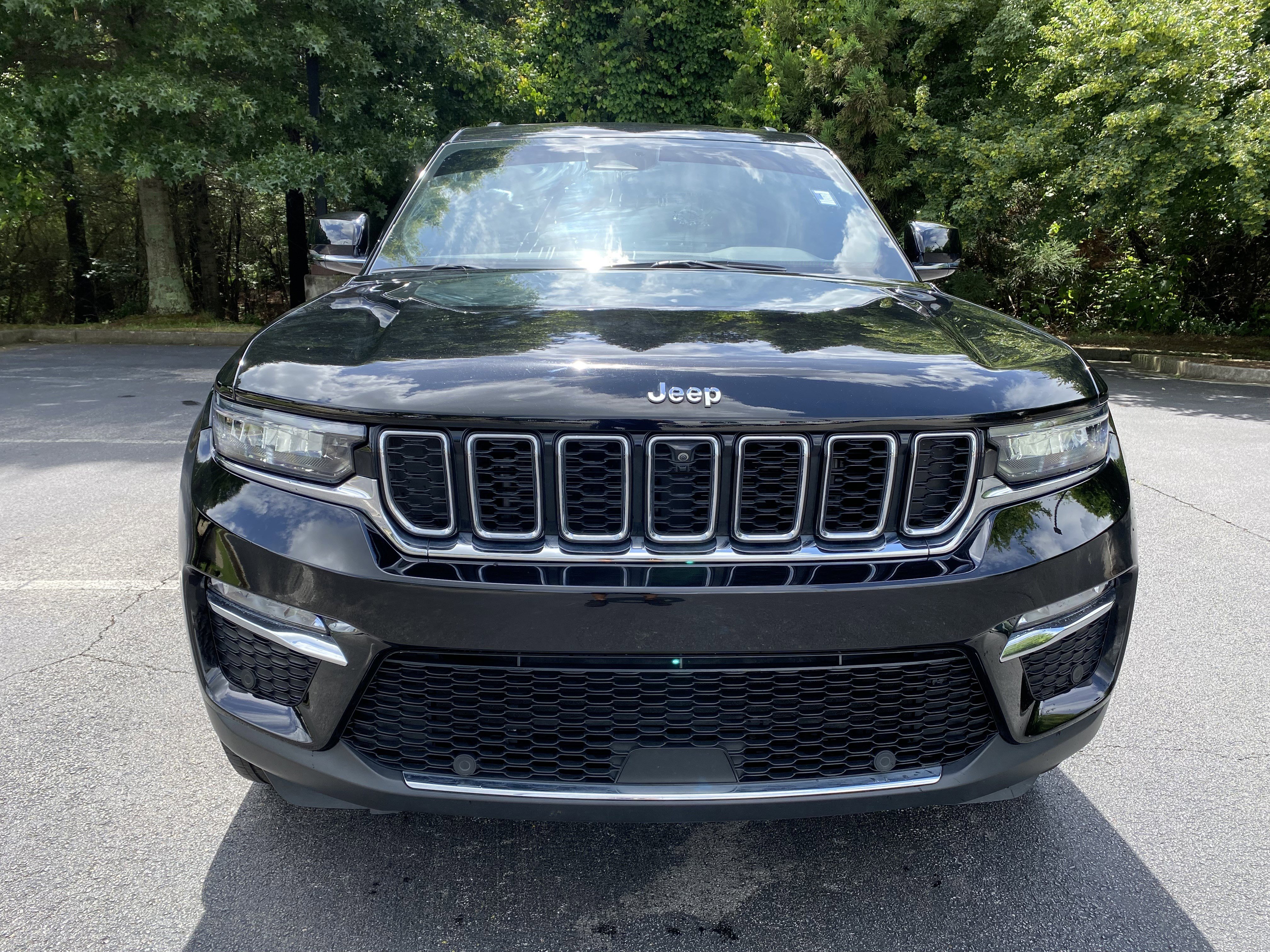 Used 2023 Jeep Grand Cherokee Limited w/ Luxury Tech Group II AWD/4WD image 3