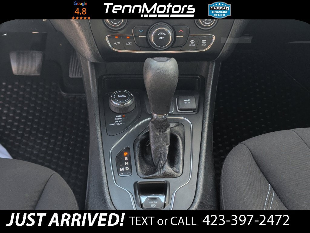 Used 2019 Jeep Cherokee Latitude w/ Cold Weather Group AWD/4WD image 19