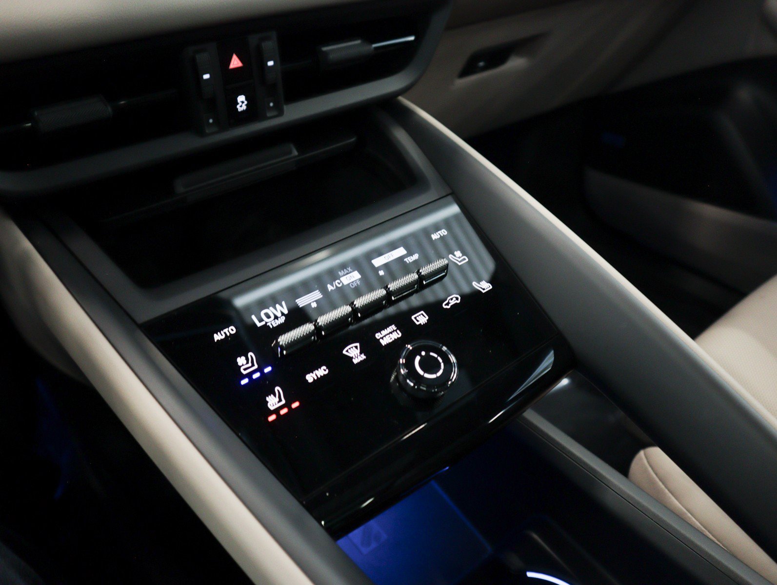 Certified 2025 Porsche Macan Electric RWD image 17