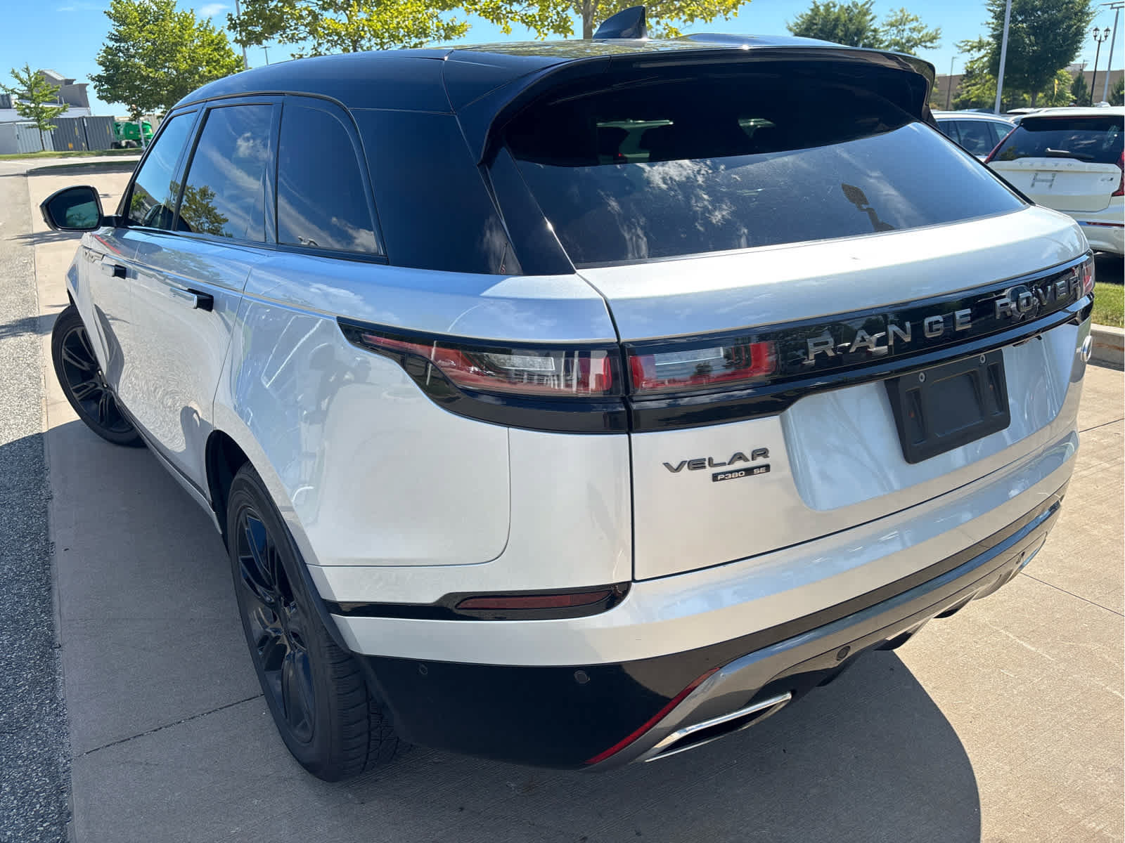 Used 2018 Land Rover Range Rover Velar R-Dynamic SE AWD/4WD image 11