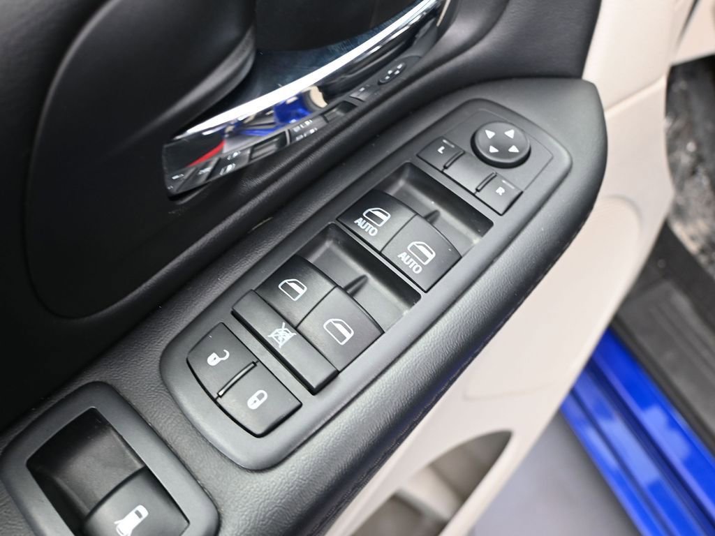 Used 2019 Dodge Grand Caravan SE w/ UConnect Hands-Free Group image 21