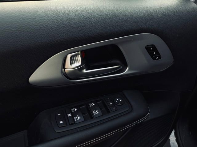 Used 2025 Chrysler Pacifica Limited image 15
