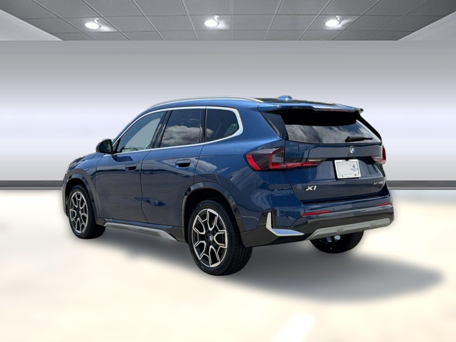 Used 2025 BMW X1 xDrive28i AWD/4WD image 3