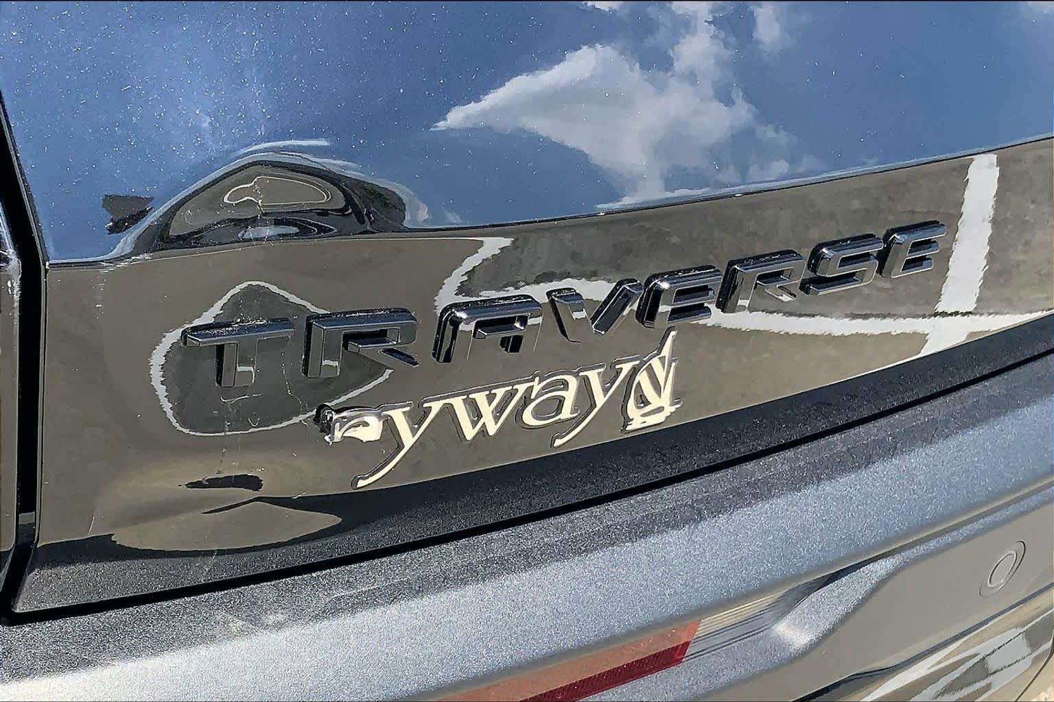 Used 2025 Chevrolet Traverse LT w/ Midnight/Sport Edition FWD image 9