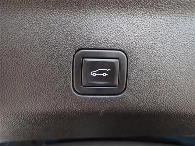 Used 2023 Chevrolet Suburban Premier image 10