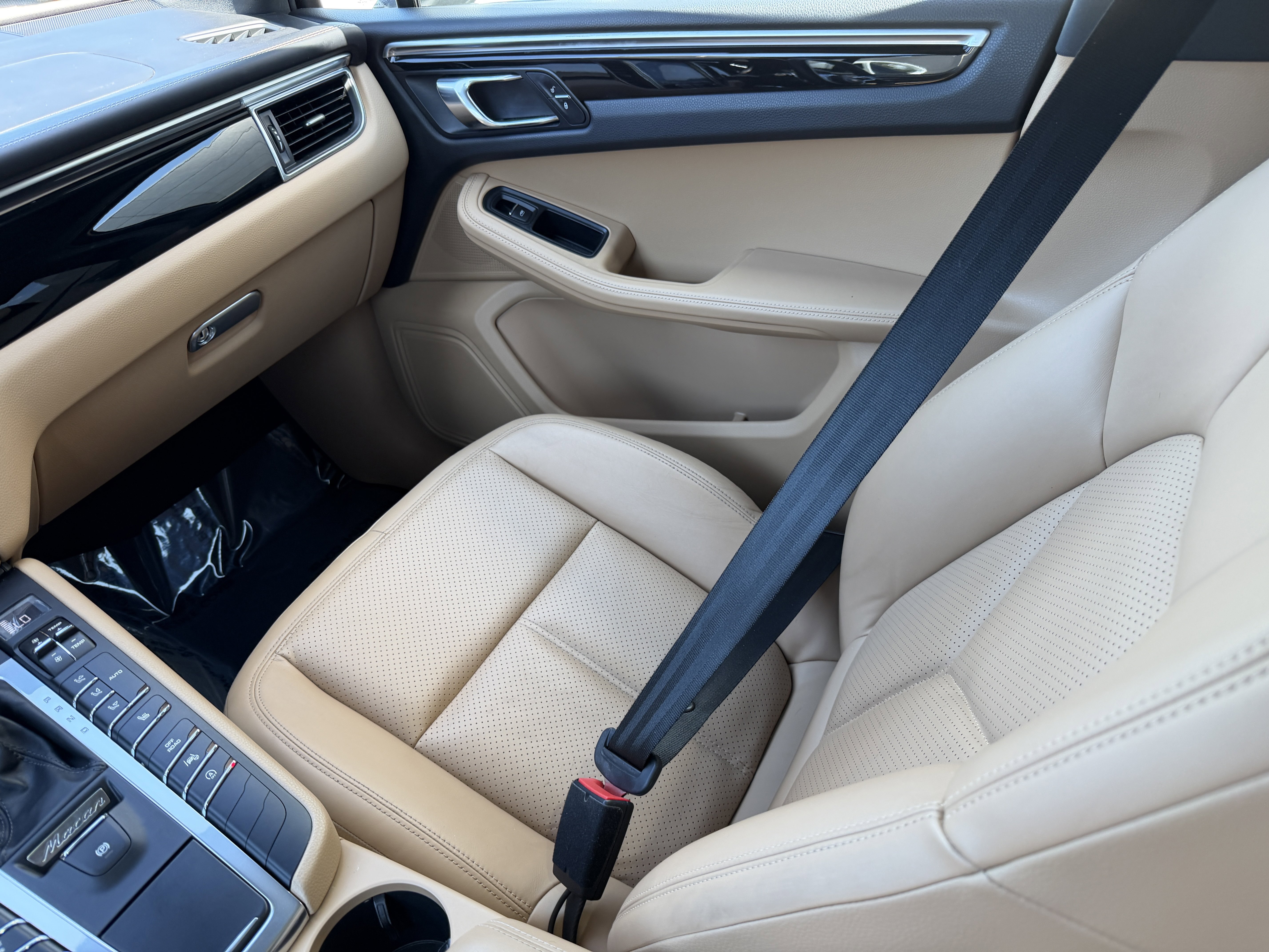 Certified 2017 Porsche Macan AWD/4WD image 19