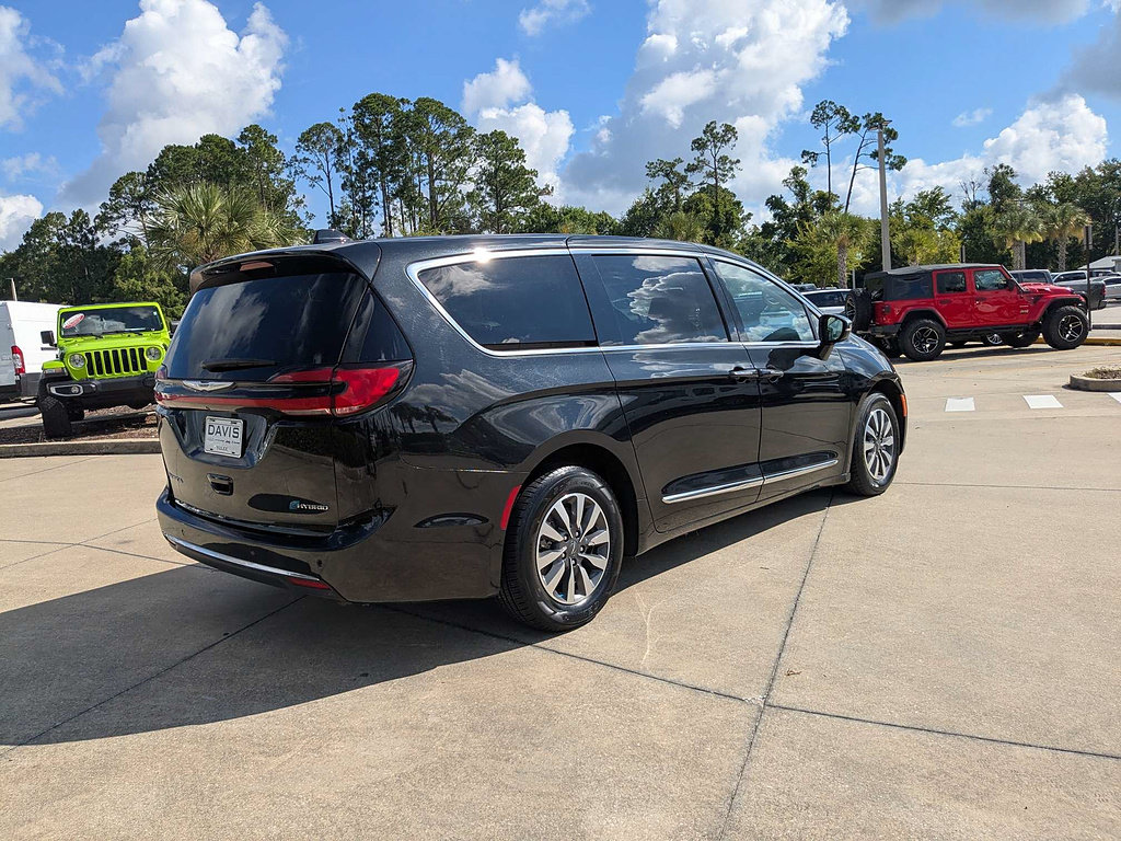Certified 2023 Chrysler Pacifica Limited FWD image 3
