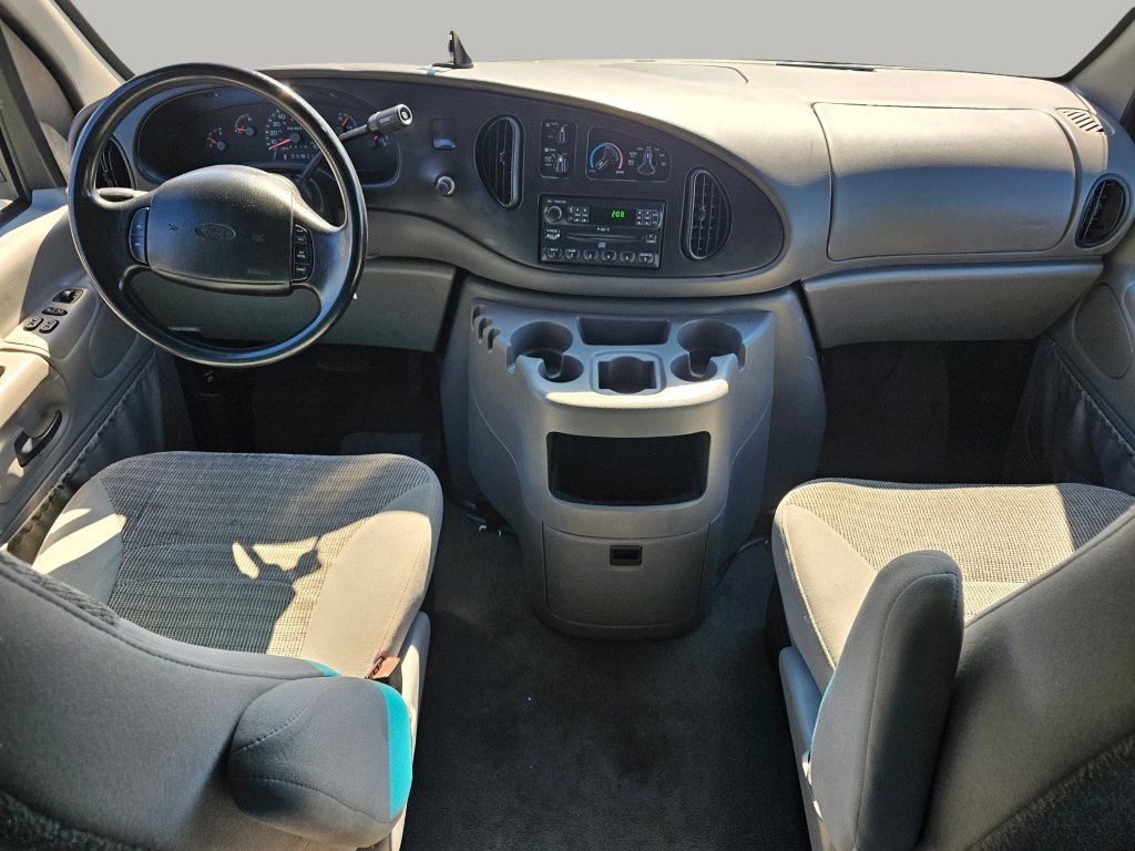 Used 2001 Ford E-350 and Econoline 350 Club Wagon image 2