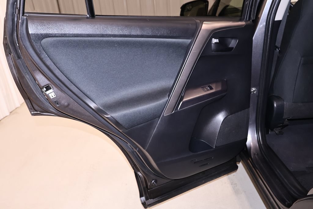 Used 2018 Toyota RAV4 LE w/ Carpet Mat Package AWD/4WD image 15
