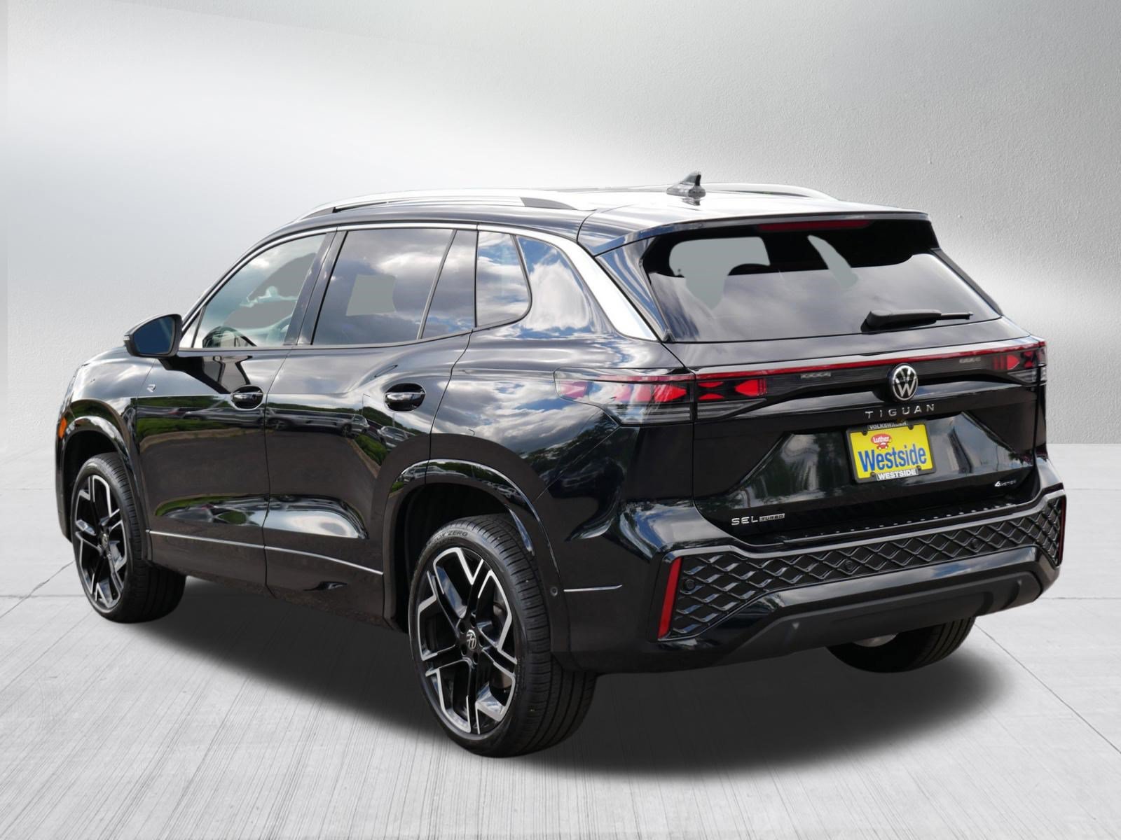 Certified 2026 Volkswagen Tiguan SEL R-Line AWD/4WD image 5