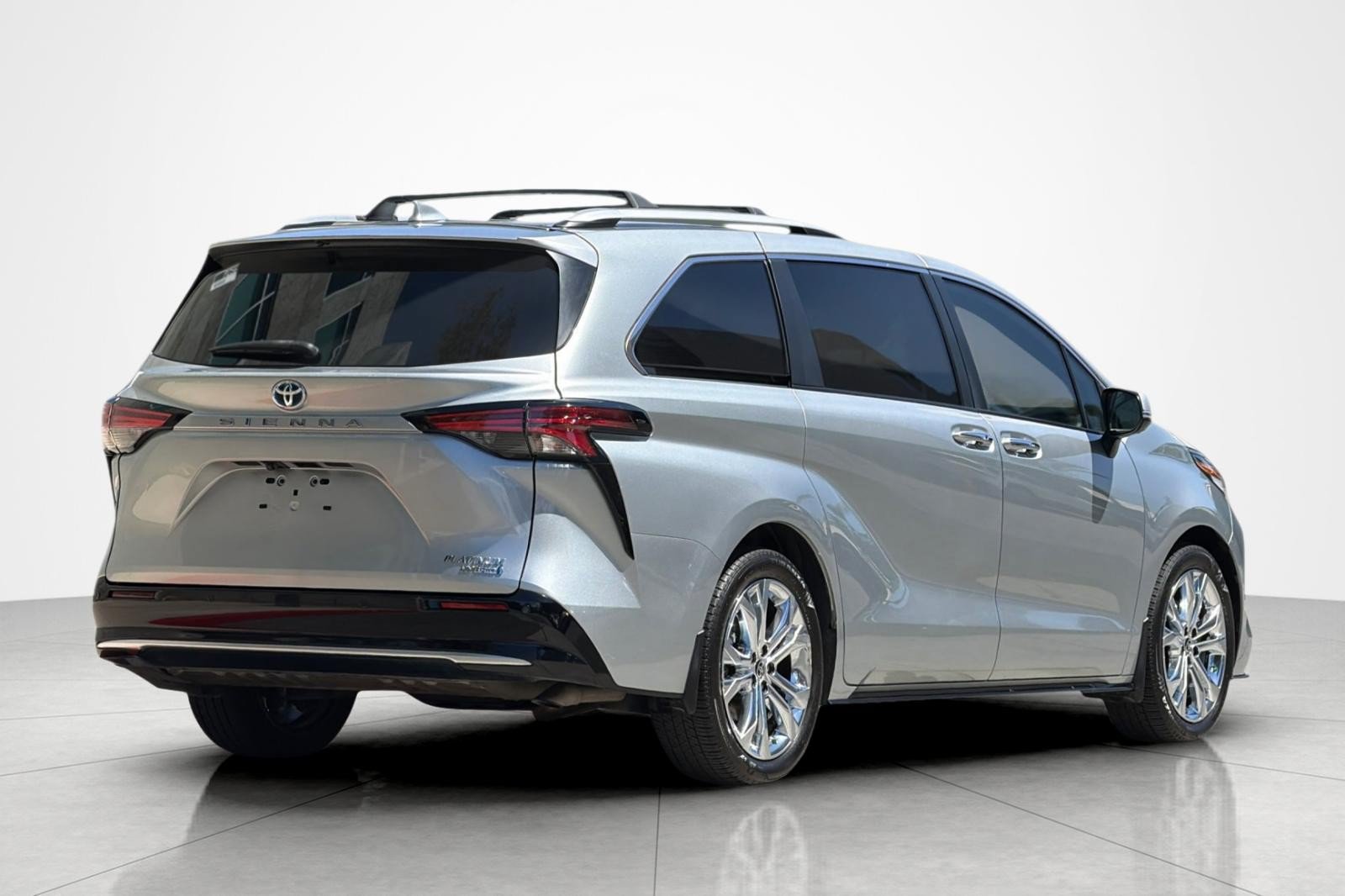 Used 2023 Toyota Sienna Platinum FWD image 5