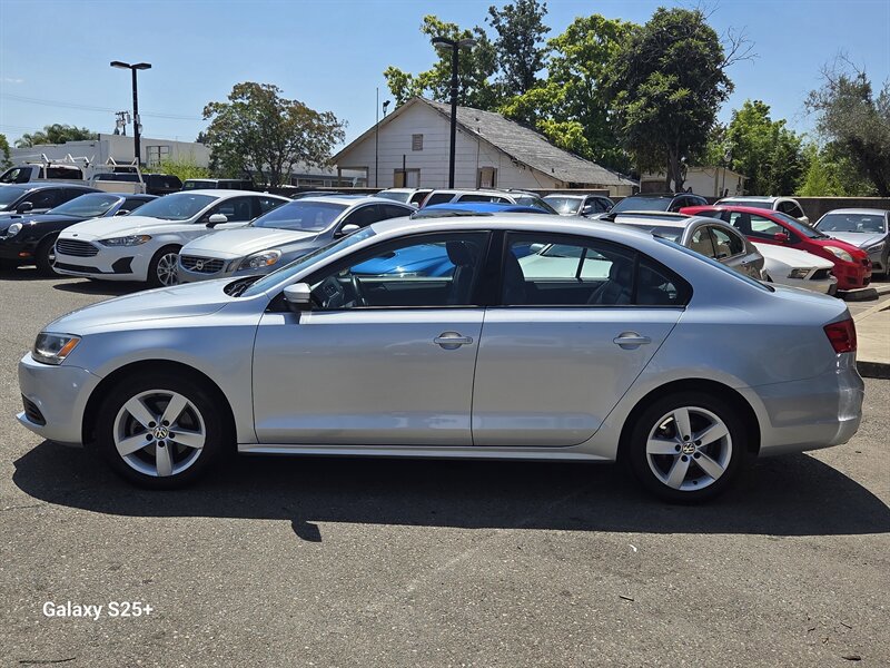 Used 2012 Volkswagen Jetta TDI FWD image 3