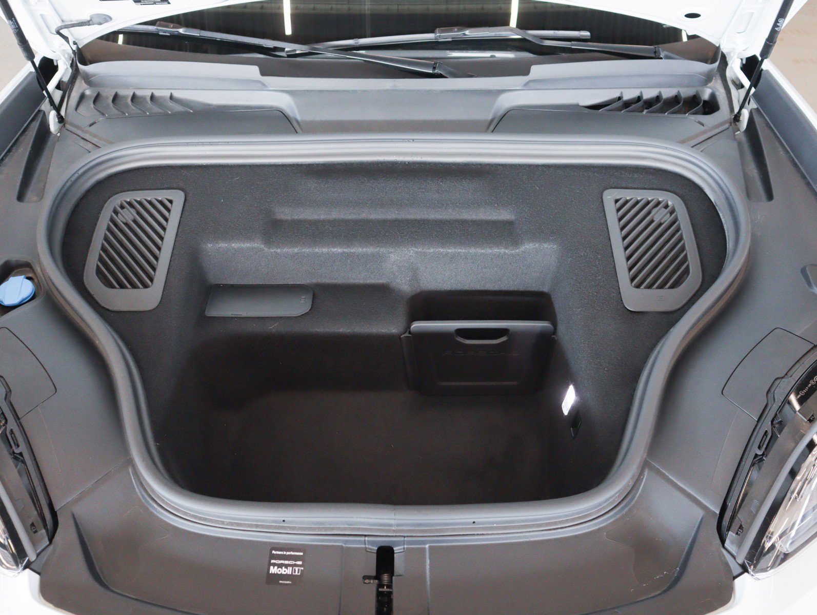 Certified 2025 Porsche Macan 4S Electric image 26