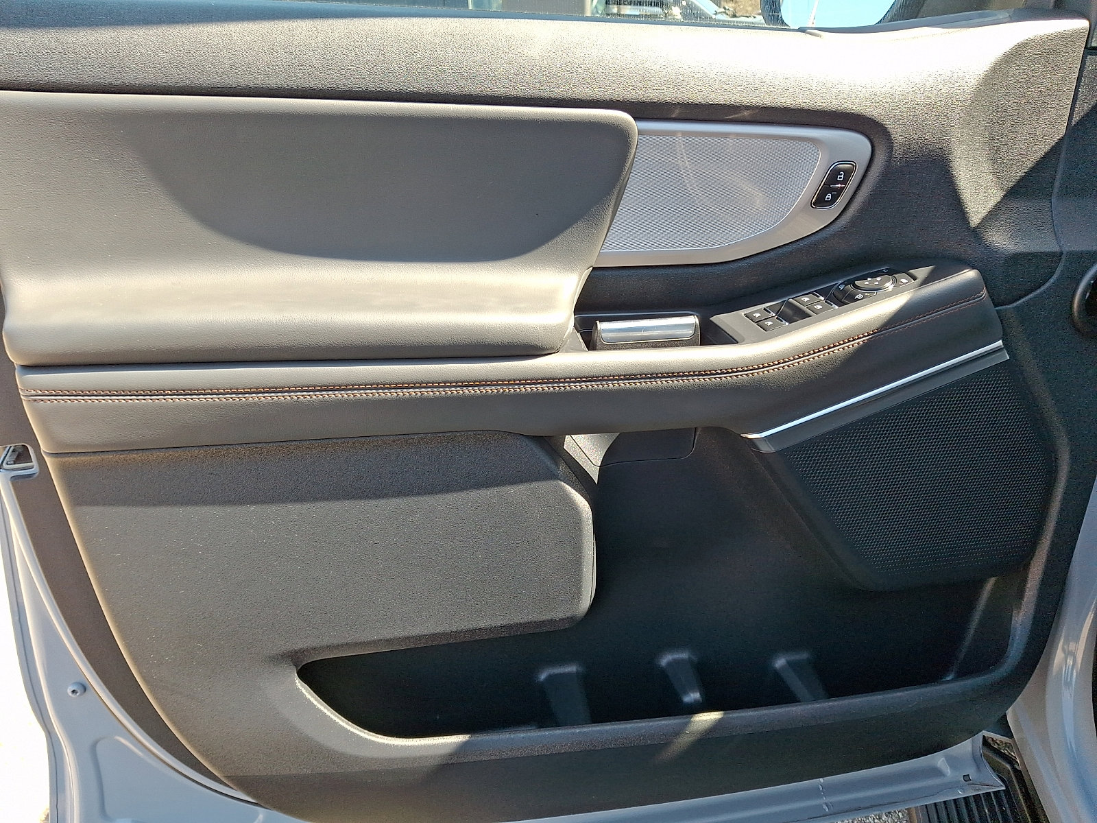 Used 2025 Ford Expedition Active AWD/4WD image 12