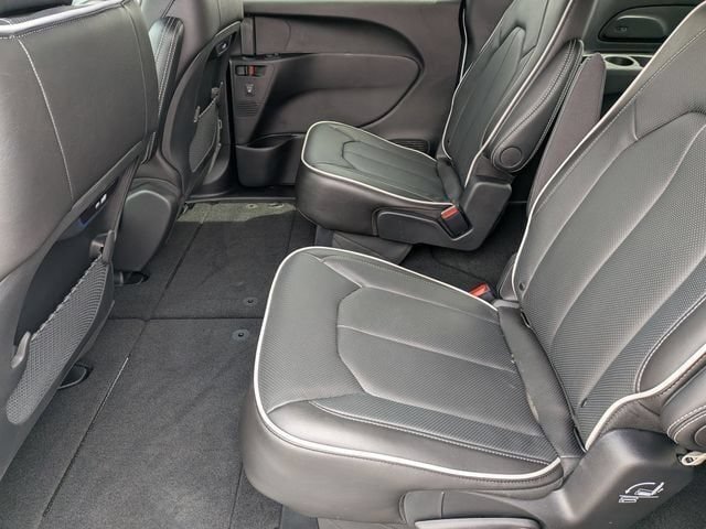 New 2027 Chrysler Pacifica Limited w/ Family Tech Group AWD/4WD image 28