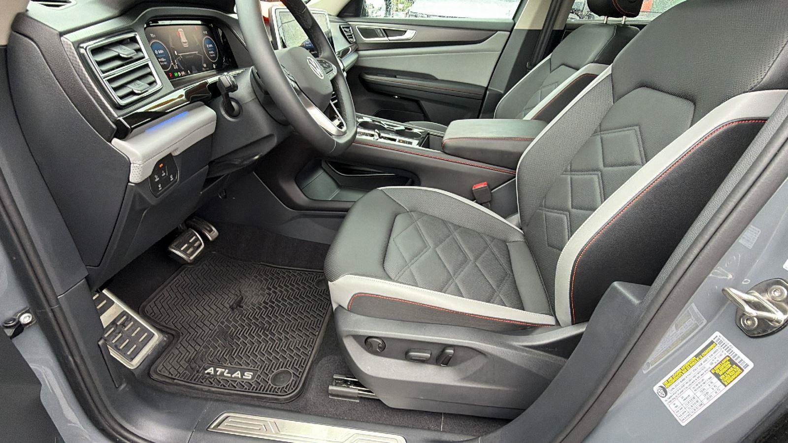 Used 2025 Volkswagen Atlas Peak Edition SE AWD/4WD image 13