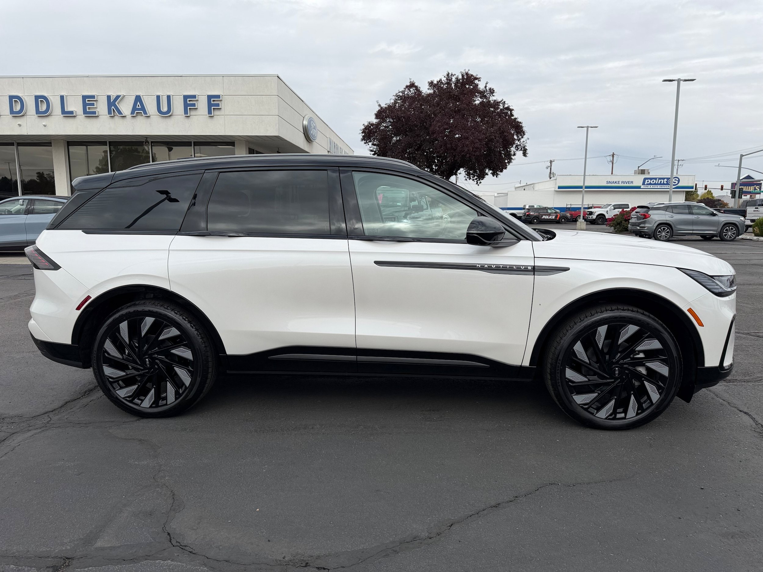 New 2026 Lincoln Nautilus Reserve AWD/4WD image 2