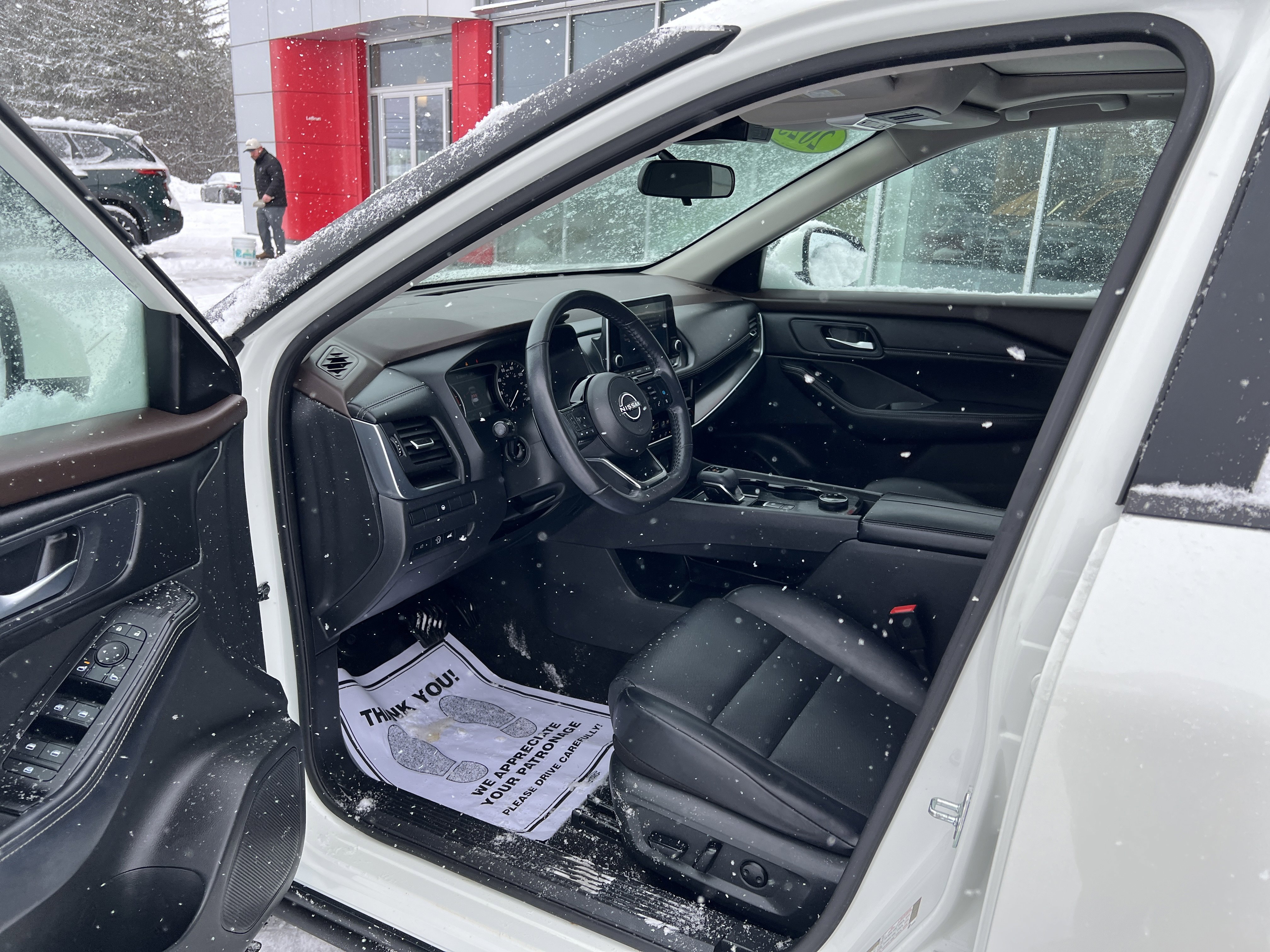 Used 2023 Nissan Rogue SV w/ SV Premium B Package image 3