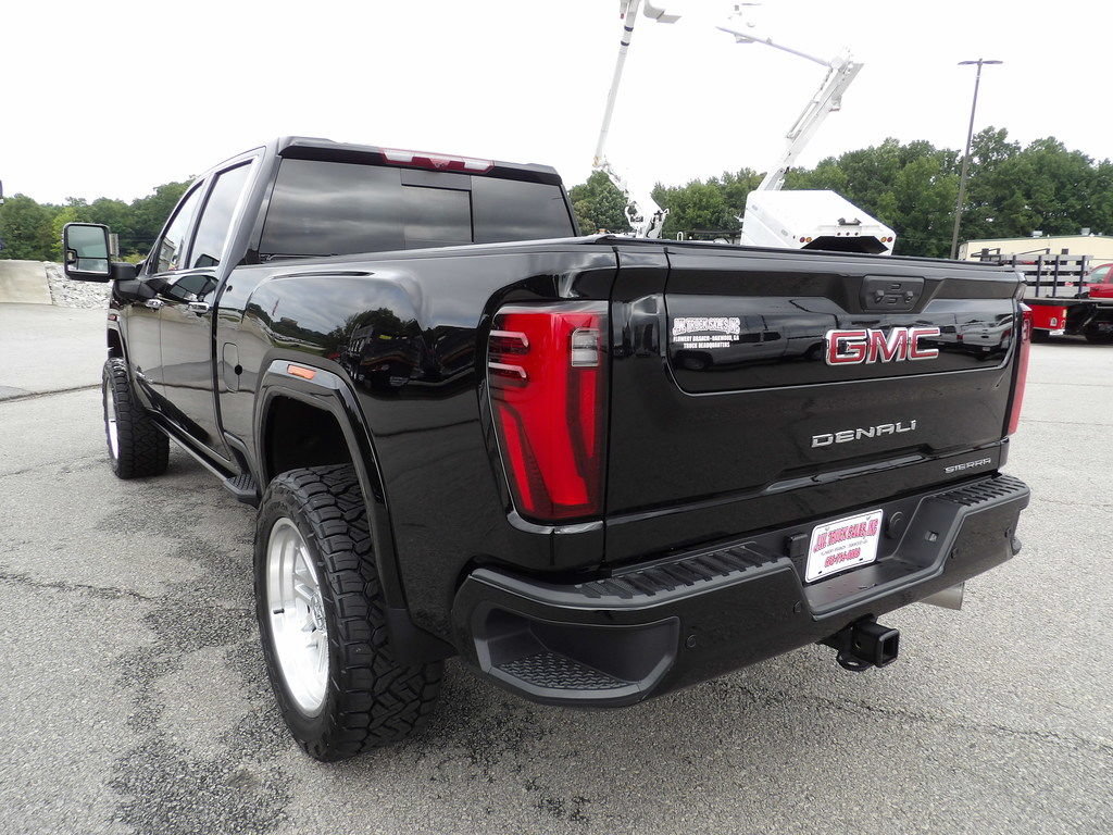 Used 2025 GMC Sierra 3500 Denali w/ Denali Reserve Package AWD/4WD image 5