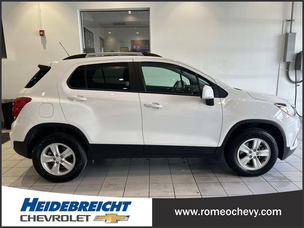 Certified 2022 Chevrolet Trax LT w/ LT Convenience Package image 2
