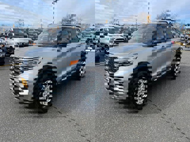 Certified 2022 Ford Explorer XLT w/ Equipment Group 202A image 3