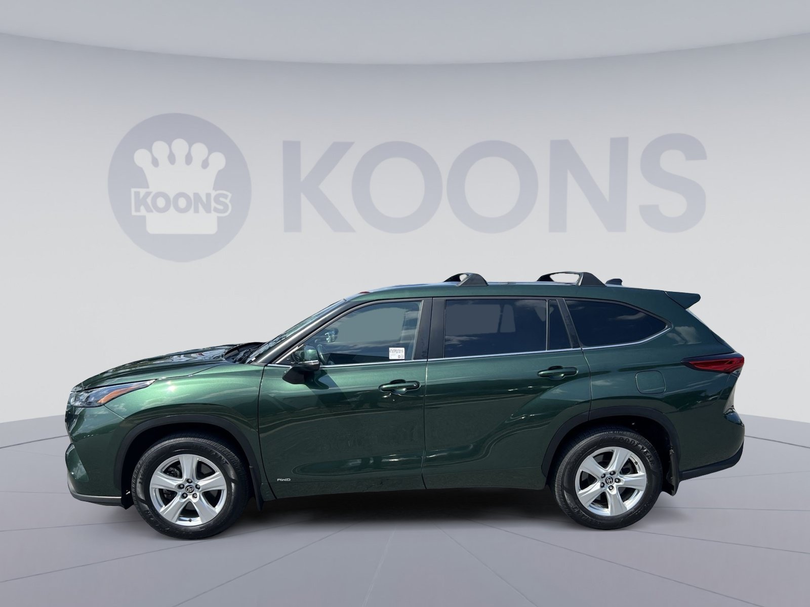 Used 2023 Toyota Highlander LE AWD/4WD image 2