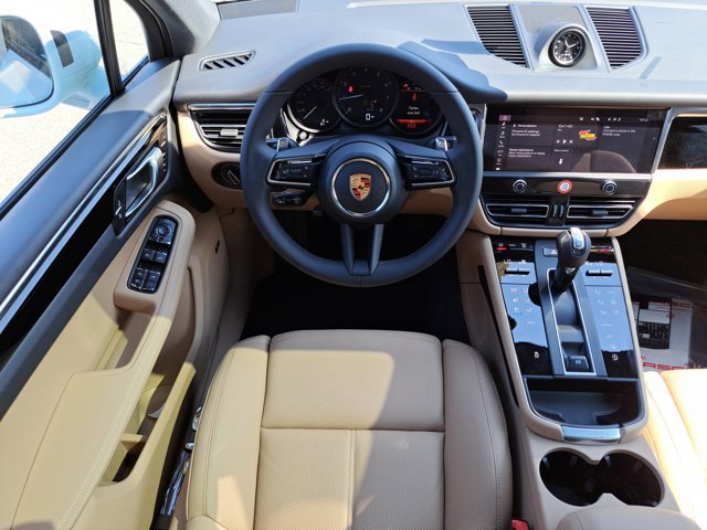 Certified 2025 Porsche Macan AWD/4WD image 17
