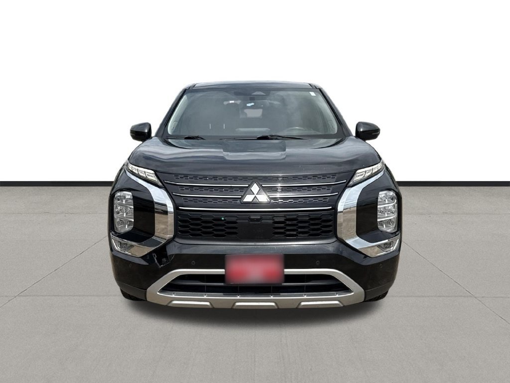 Used 2022 Mitsubishi Outlander SE FWD image 2
